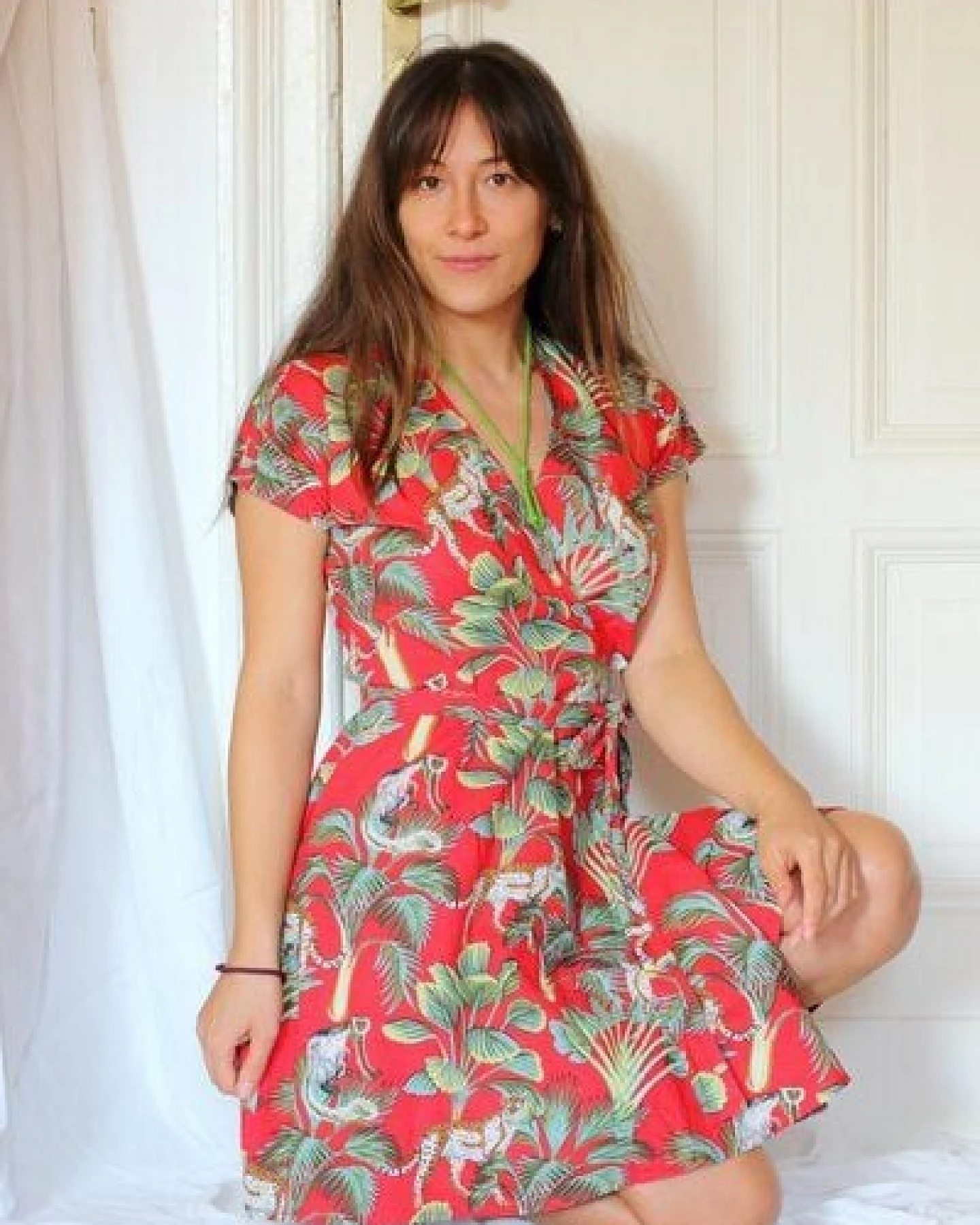ManduTrap Patara Wickelkleid Damen – Rotes Bio-Baumwoll Kleid mit Dschungelprint, Knielang & Nachhaltig – Ansicht 3