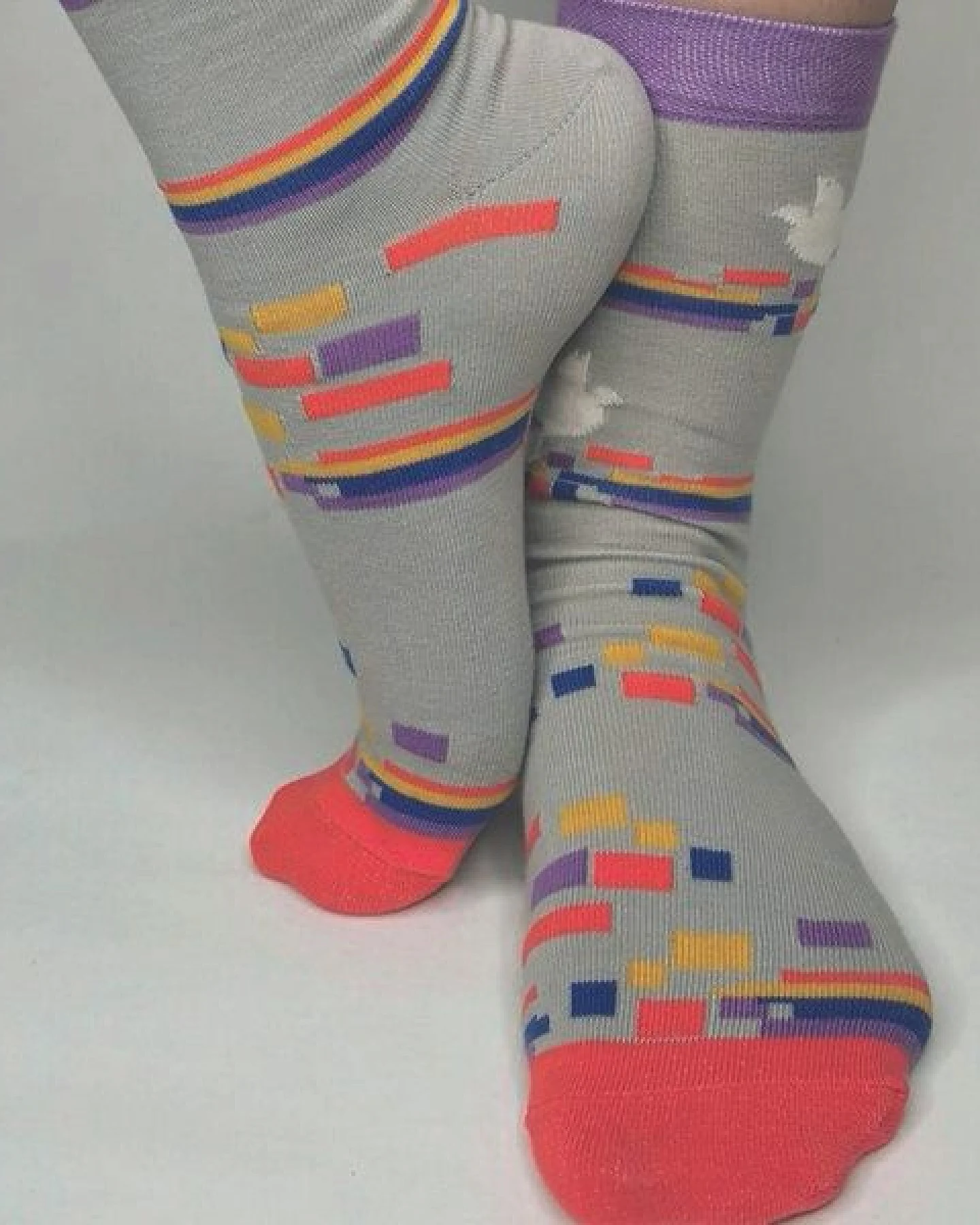 Fräulein Prusselise Colours of peace Socke, Taube, Frieden, grau, Streifen, bunt – Ansicht 2