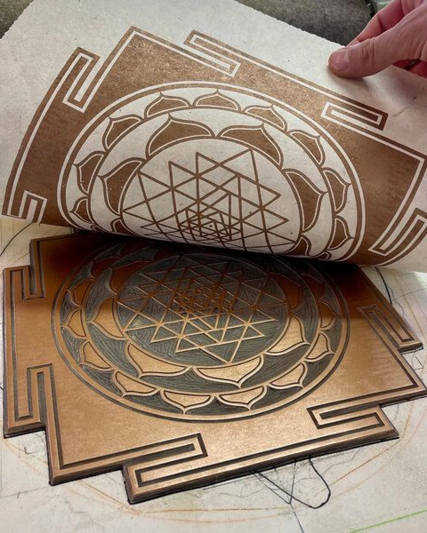 Veskor Cassiopeia SRI YANTRA Meditations Linoldruck – Ansicht 2
