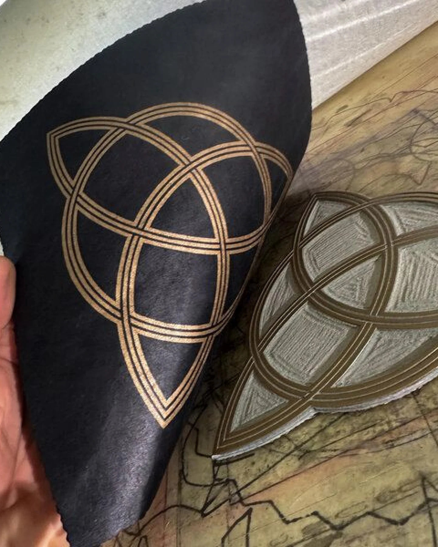 Veskor Cassiopeia TRIQUETRA Heilige Geometrie Linoldruck – Ansicht 2