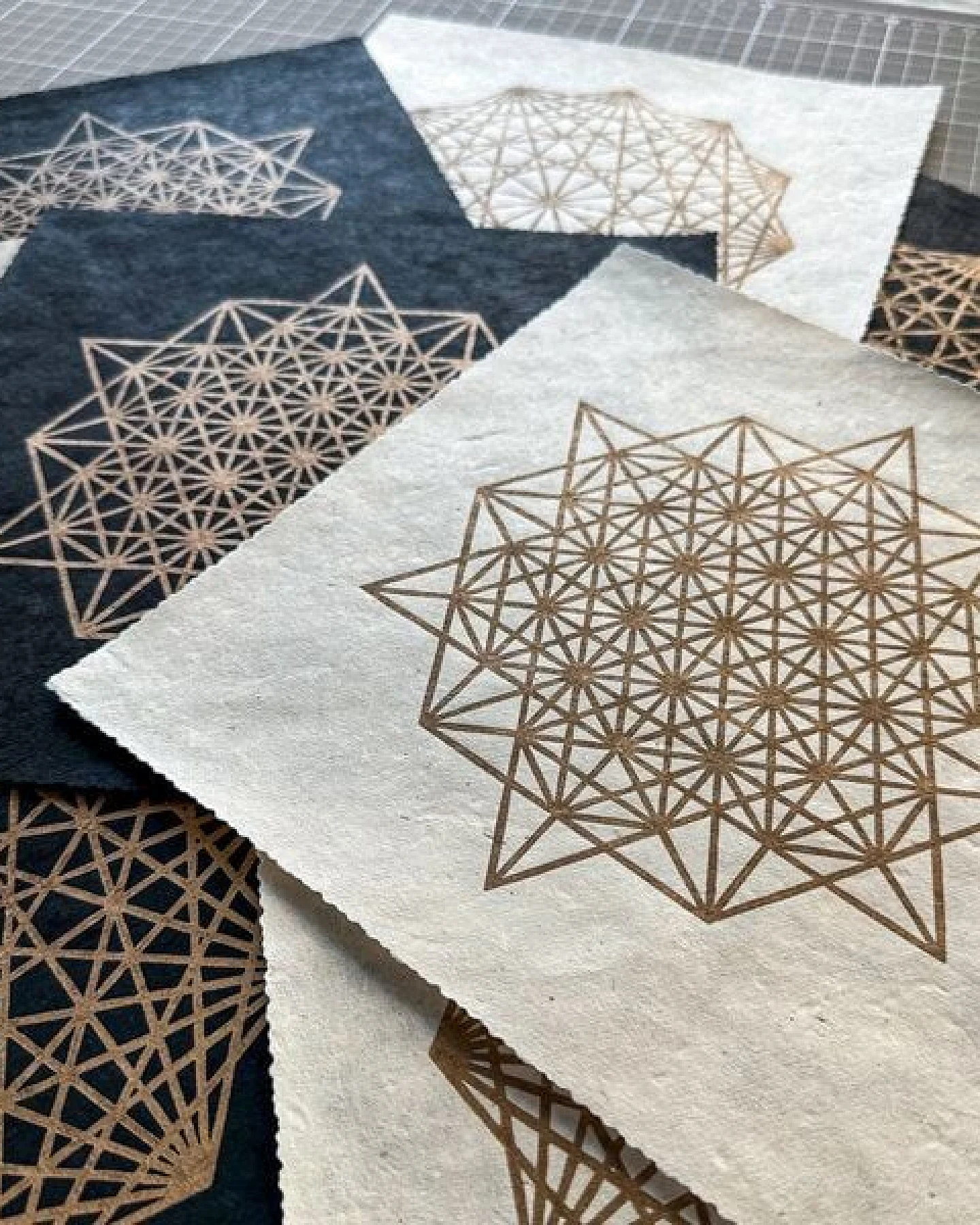 Veskor Cassiopeia STERN TETRAEDER 64 Heilige Geometrie Linoldruck – Ansicht 4