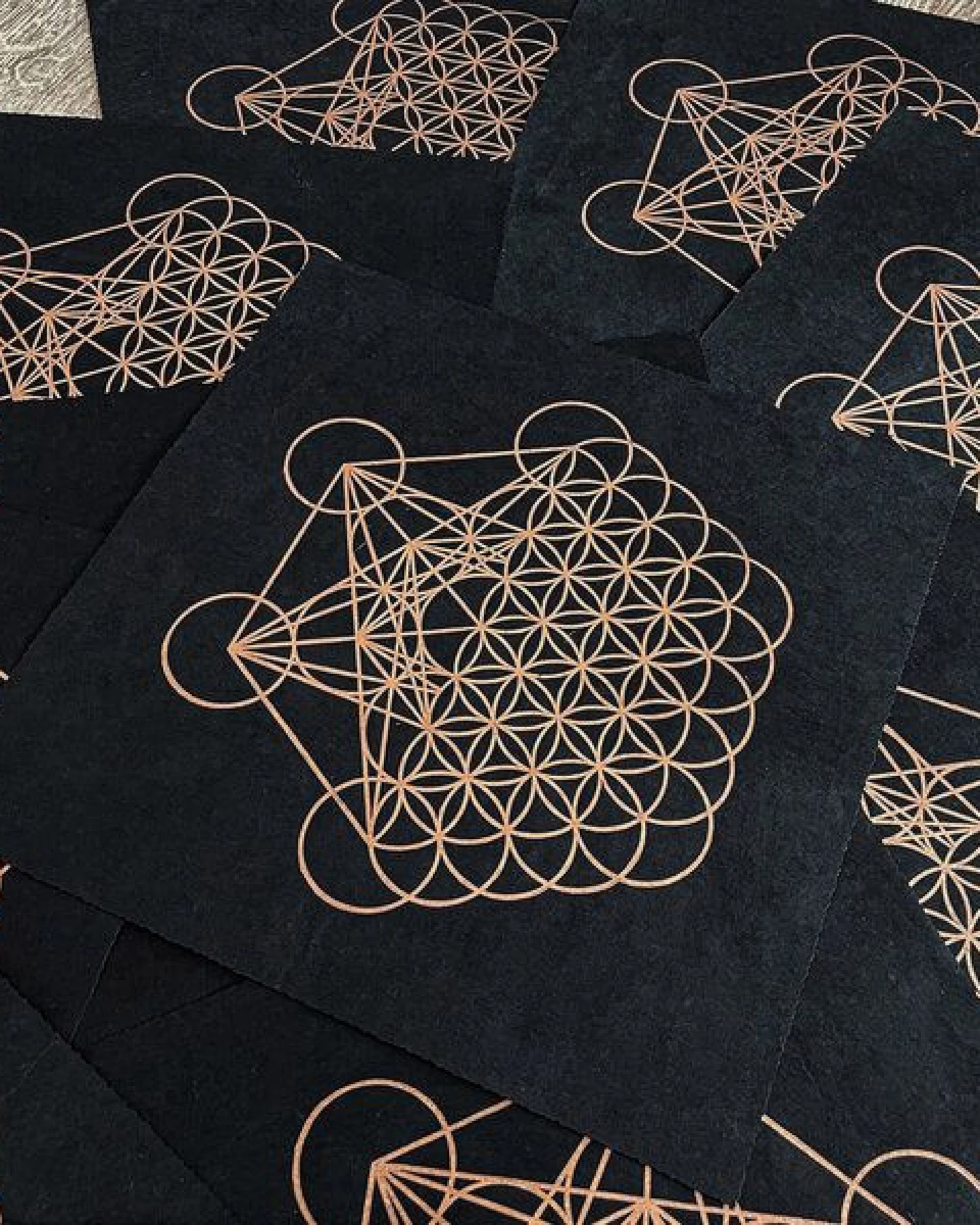 Veskor Cassiopeia METAFLOWER Heilige Geometrie Linoldruck – Ansicht 3
