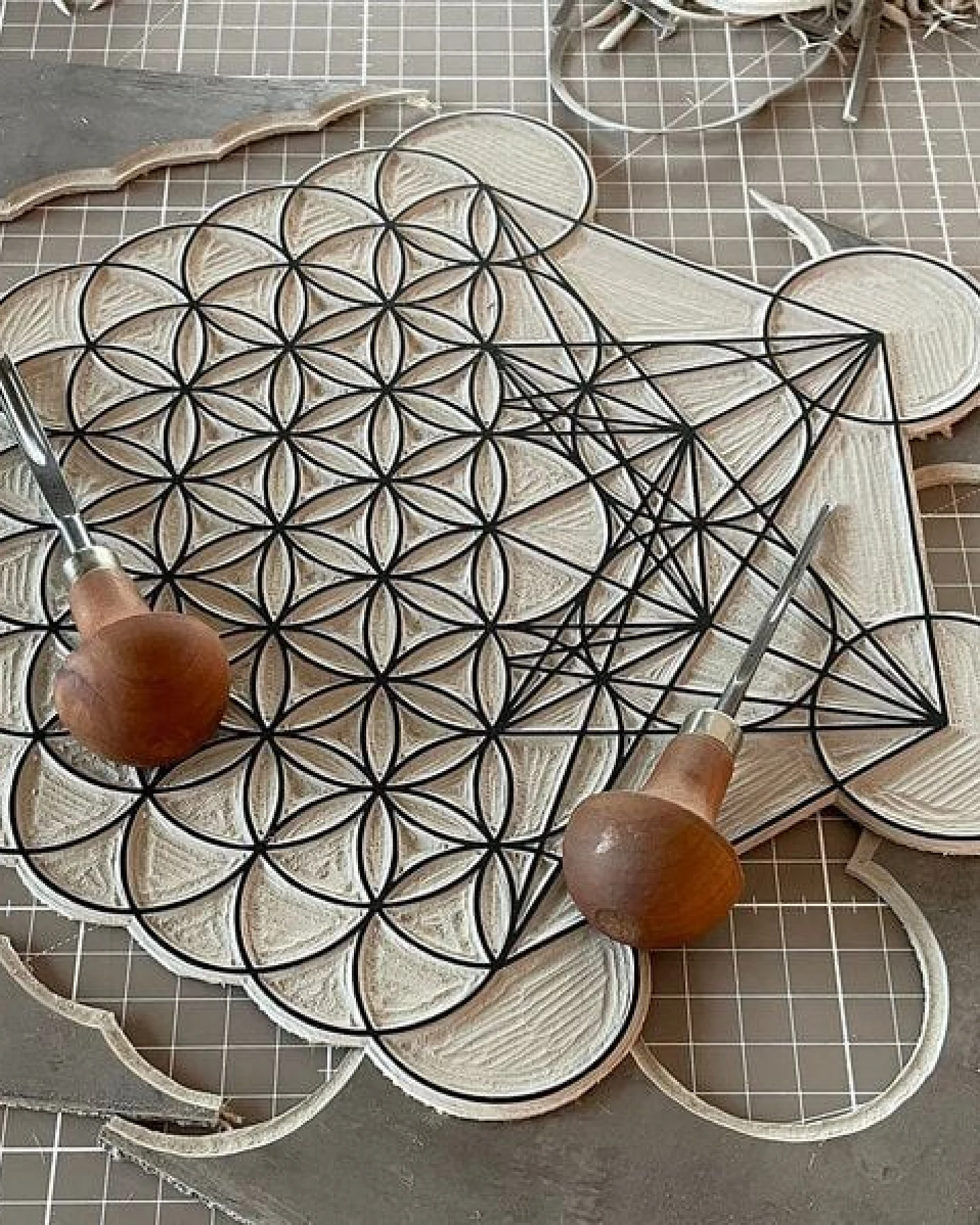 Veskor Cassiopeia METAFLOWER Heilige Geometrie Linoldruck – Ansicht 4