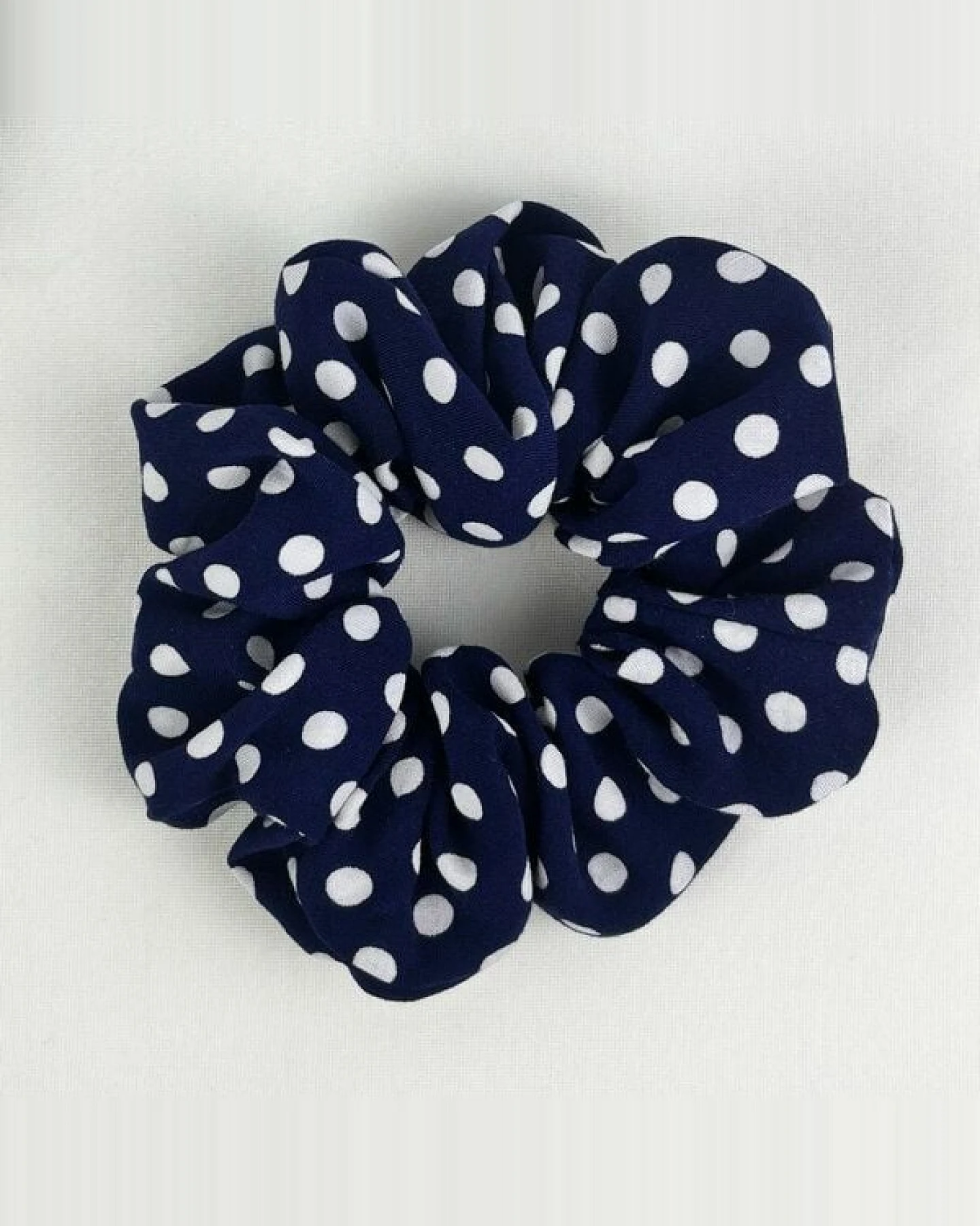 NOE Polka Dot Scrunchie mit Tupfenmuster – Ansicht 2
