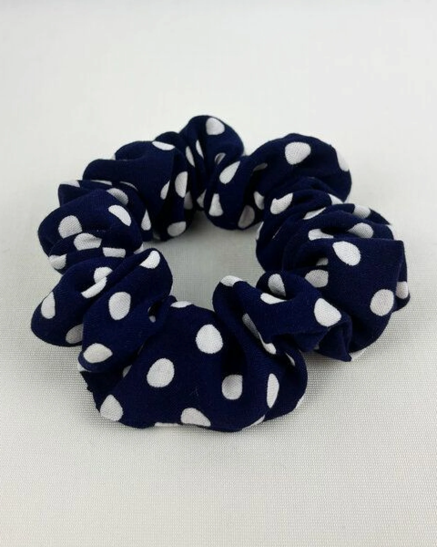 NOE Polka Dot Scrunchie mit Tupfenmuster – Ansicht 3