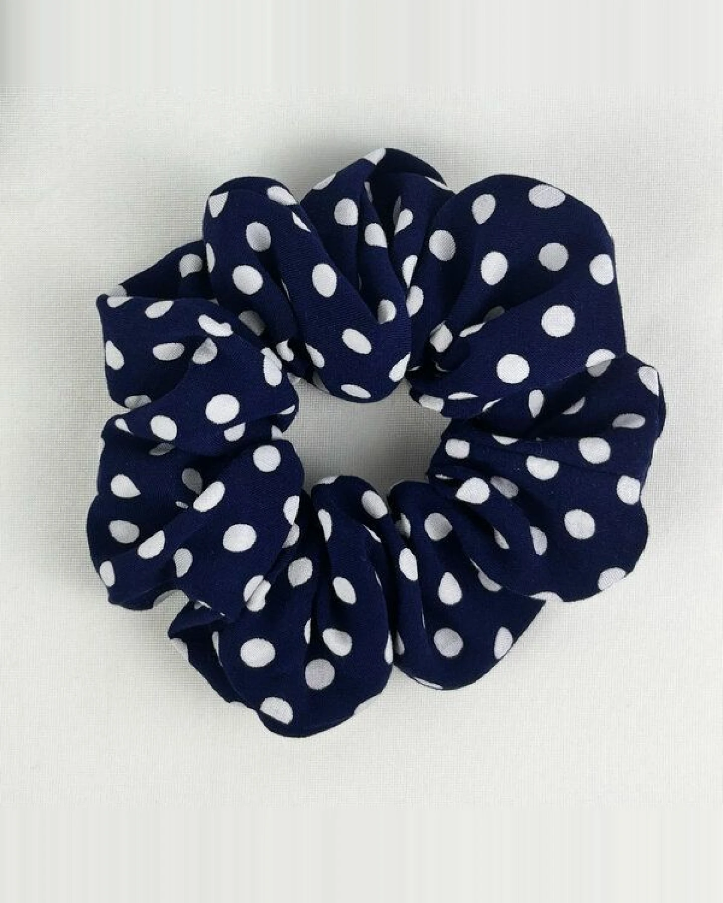 NOE Polka Dot Scrunchie mit Tupfenmuster – Ansicht 2