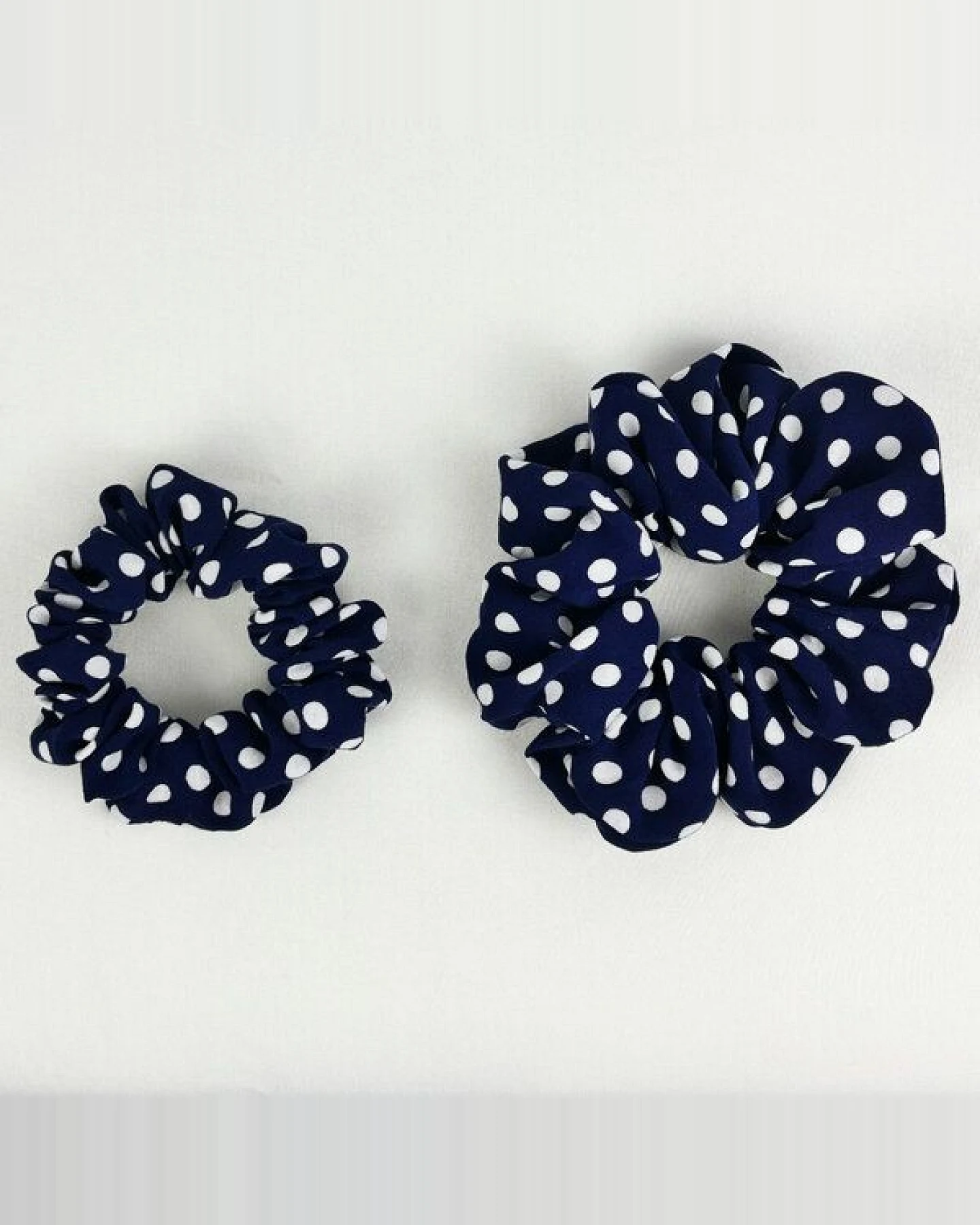 NOE Polka Dot Scrunchie mit Tupfenmuster – Ansicht 3