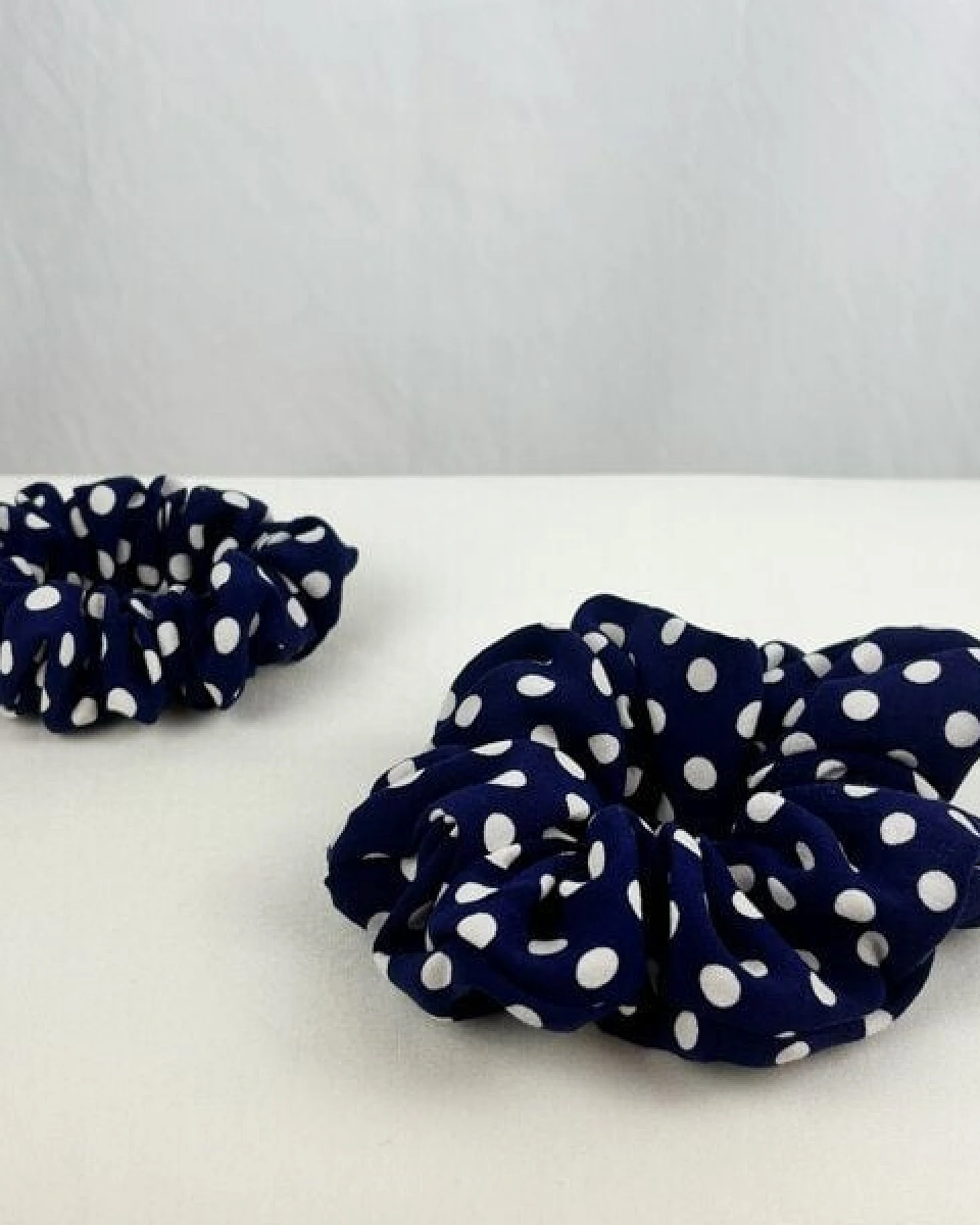 NOE Polka Dot Scrunchie mit Tupfenmuster – Ansicht 4