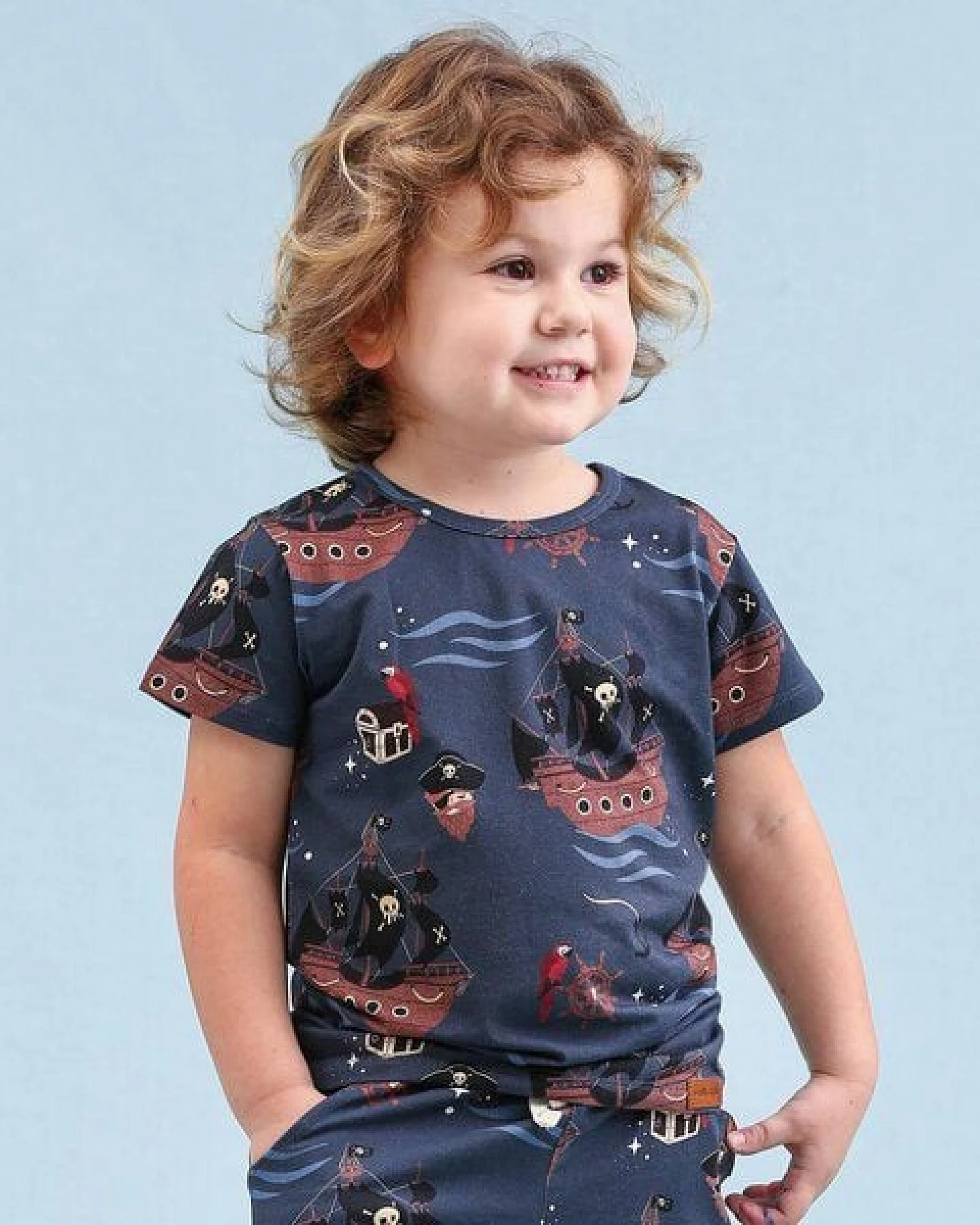 Kinder T-Shirt Bio-Baumwolle „Pirate Ships“ blau, Kurzarmshirt mit maritimem Print von Walkiddy für Kleinkinder, weich, atmungsaktiv & nachhaltig gefertigt – Ansicht 2