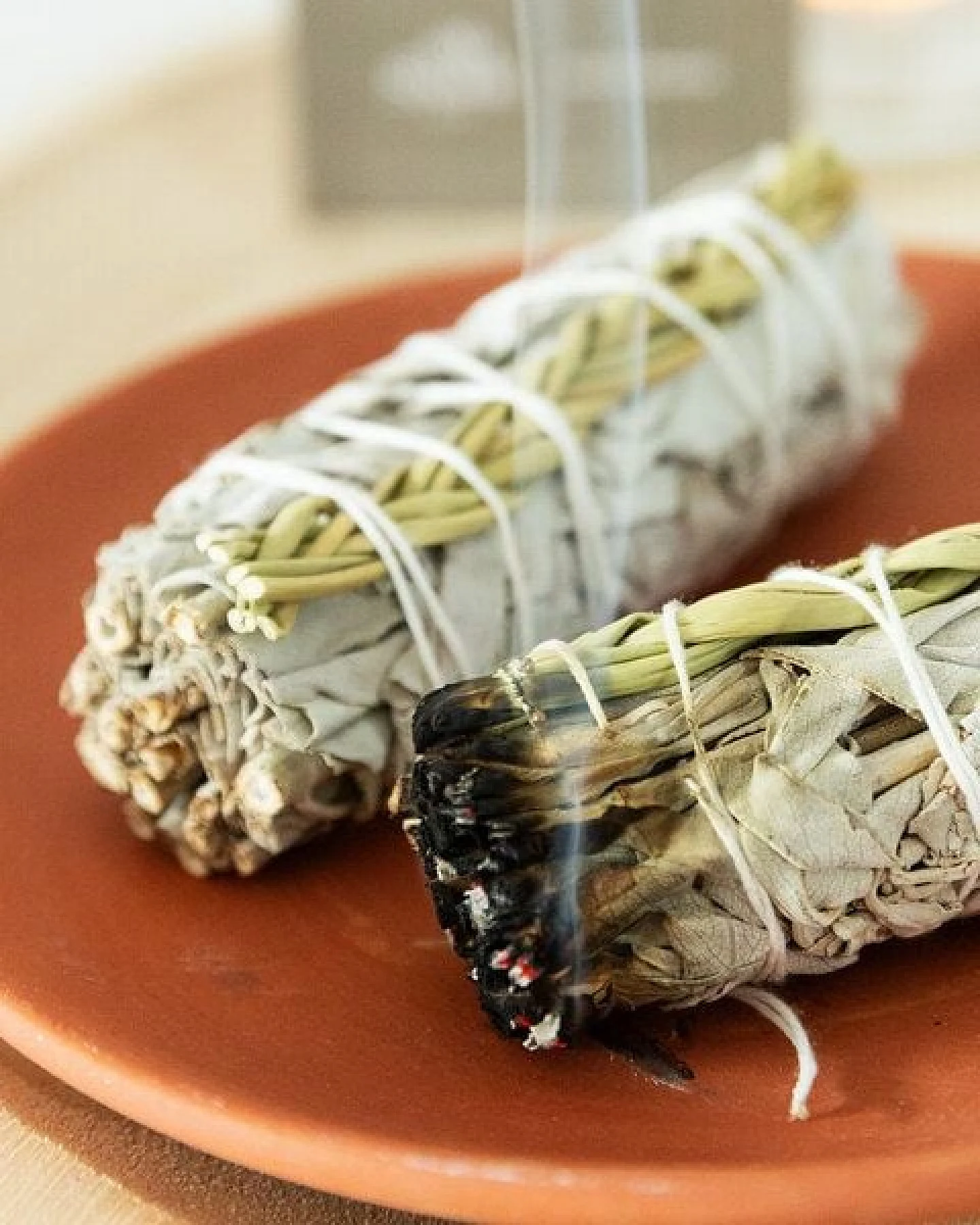Oh Shanti Räucherbündel Weißer Salbei mit Sweetgrass, 2er Set – Ansicht 4
