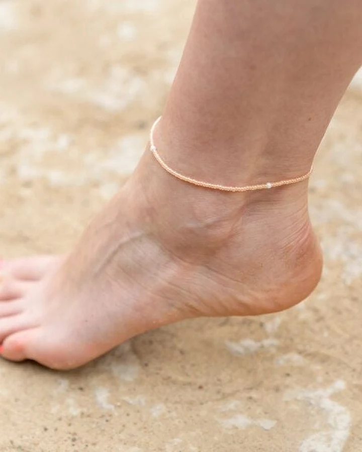 juni Sommer Perlenfußkettchen Aprikose - mit verstellbarer Verschluss-Perle aus recyceltem Gold oder Silber