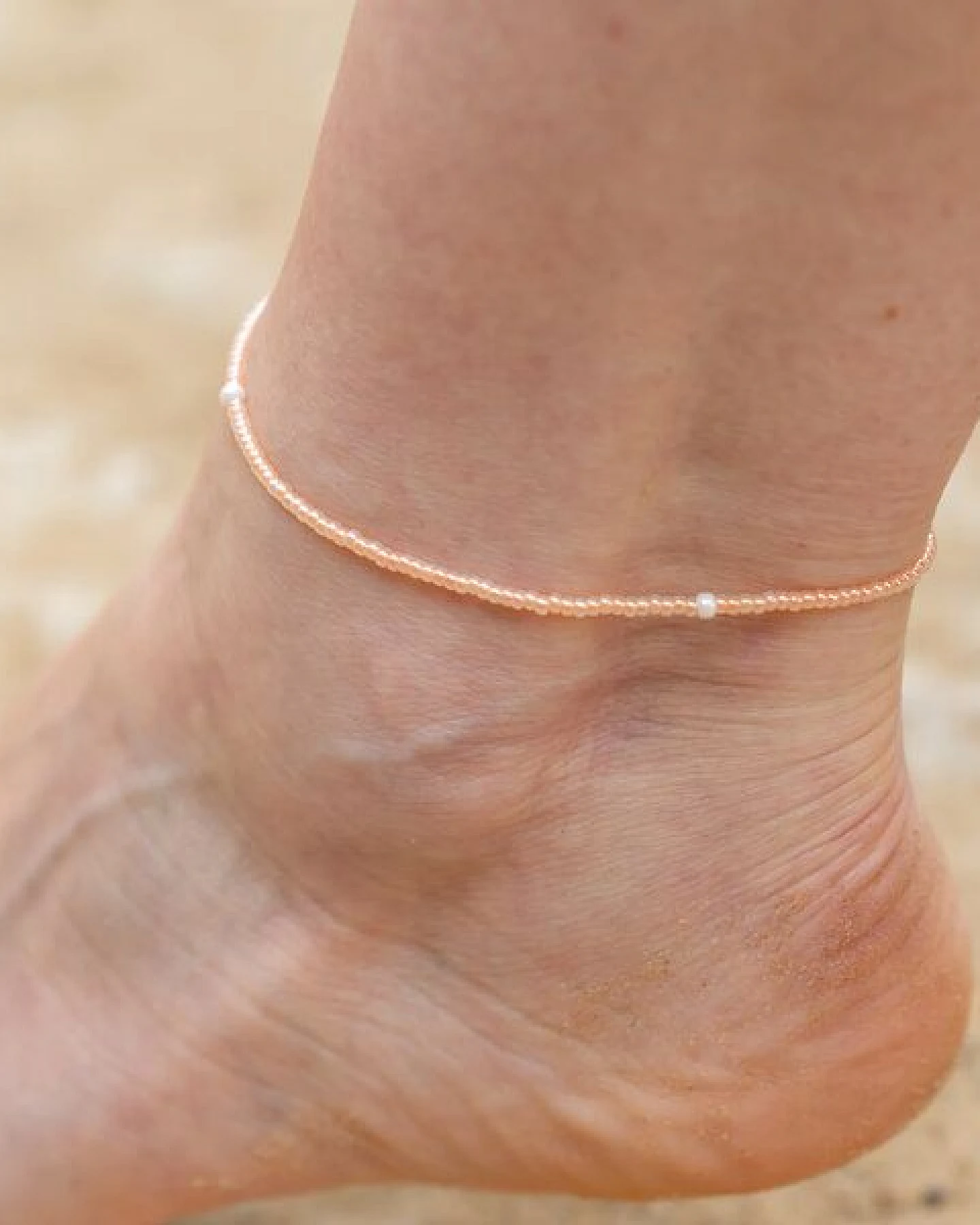 juni Sommer Perlenfußkettchen Aprikose - mit verstellbarer Verschluss-Perle aus recyceltem Gold oder Silber – Ansicht 2