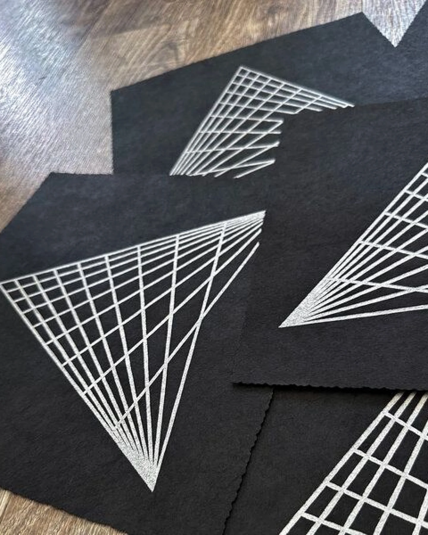 Veskor Cassiopeia TRIANGULAR GRID Linoldruck – Ansicht 2