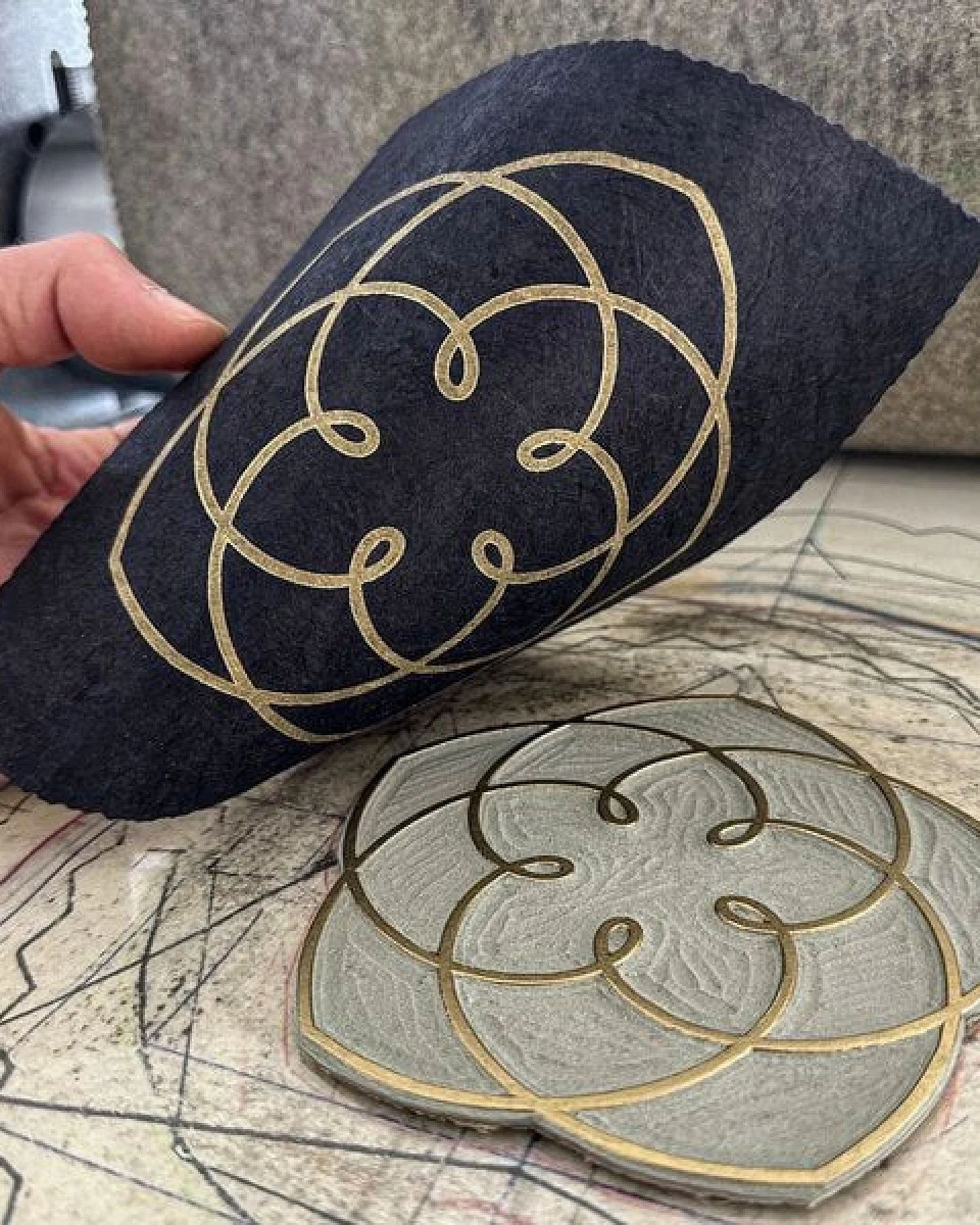 Veskor Cassiopeia VENUS FLOWER Heilige Geometrie Linoldruck – Ansicht 3