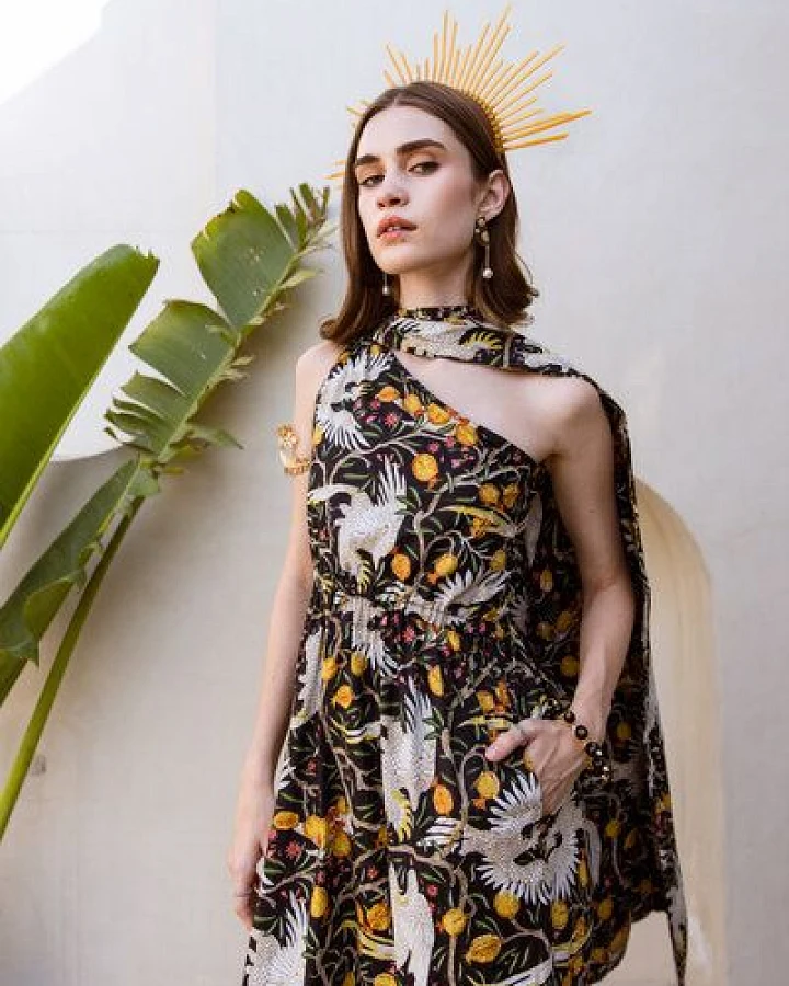 Haus of Namaste OnesMaxikleid aus Bio-Baumwolle– One-Shoulder mit abnehmbarer Schleppe & handbedruckt