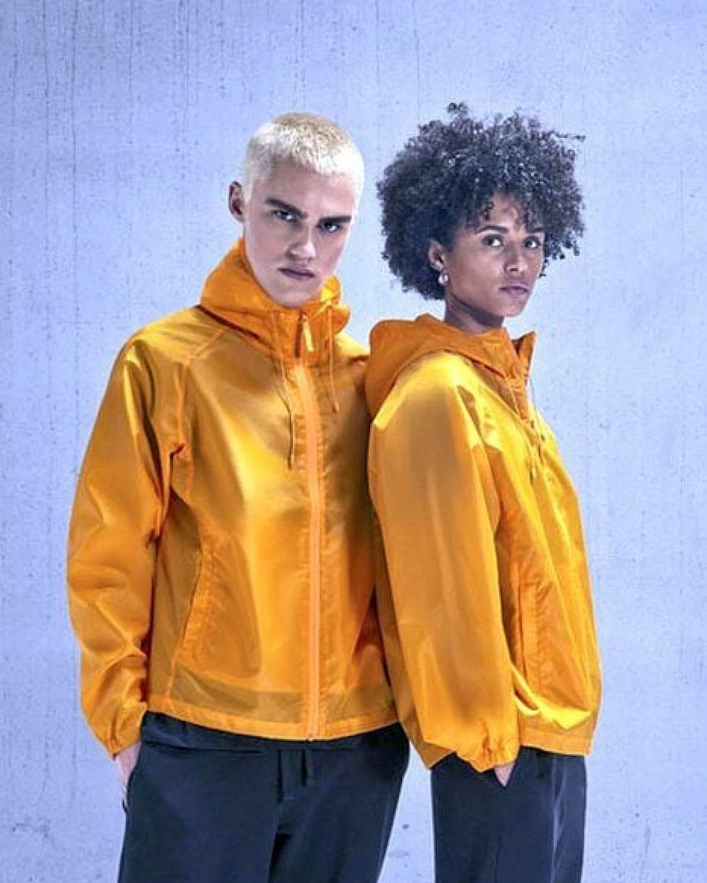 B&C BE INSPIRED Unisex Regen- und Windjacke einstellbare dreiteilige Kapuze mit zwei Fronttaschen – Ansicht 2