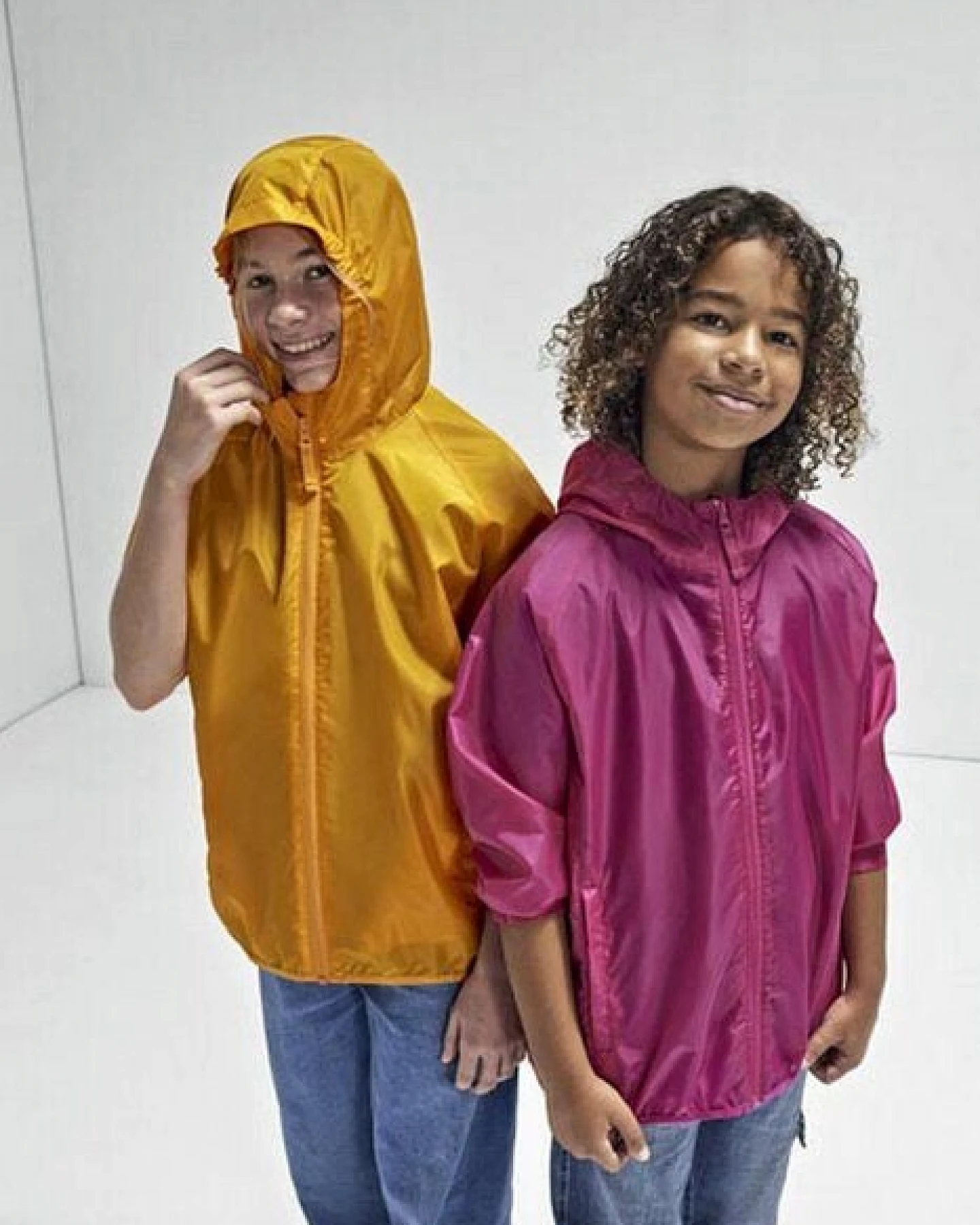 B&C BE INSPIRED Kinder Regen- und Windjacken Seitentaschen Kapuze 10 verschiedene Farben – Ansicht 2