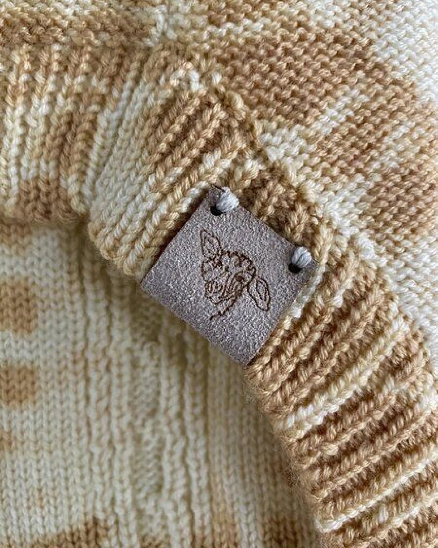 Wooliie Gold Rift – Handgefertigter Hundepullover aus 100 % Merinowolle mit Zopfmuster & pflanzlicher Färbung – Ansicht 4
