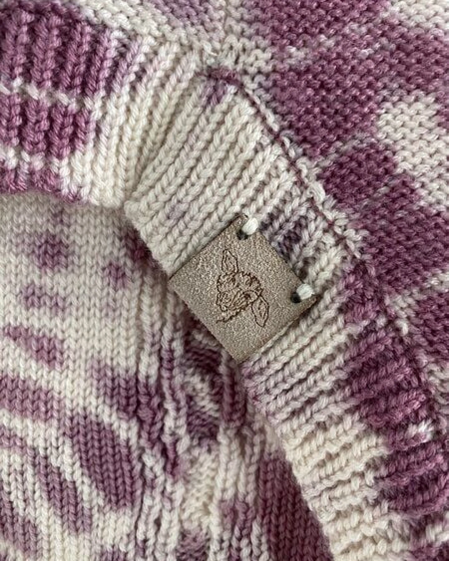 Wooliie Rose Rift – Handgefertigter Hundepullover aus 100 % Merinowolle mit Zopfmuster & pflanzlicher Färbung – Ansicht 4