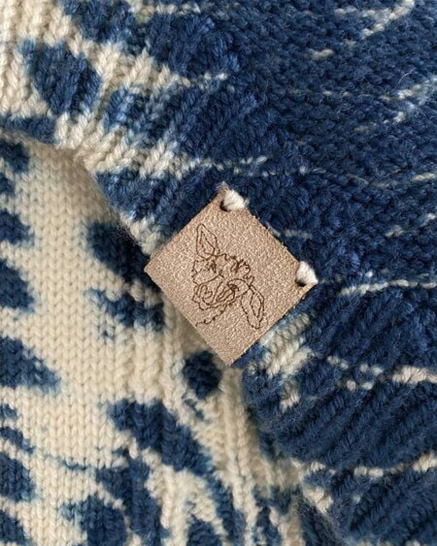 Wooliie Indigo Rift – Handgefertigter Hundepullover aus 100 % Merinowolle mit Zopfmuster & pflanzlicher Färbung – Ansicht 4