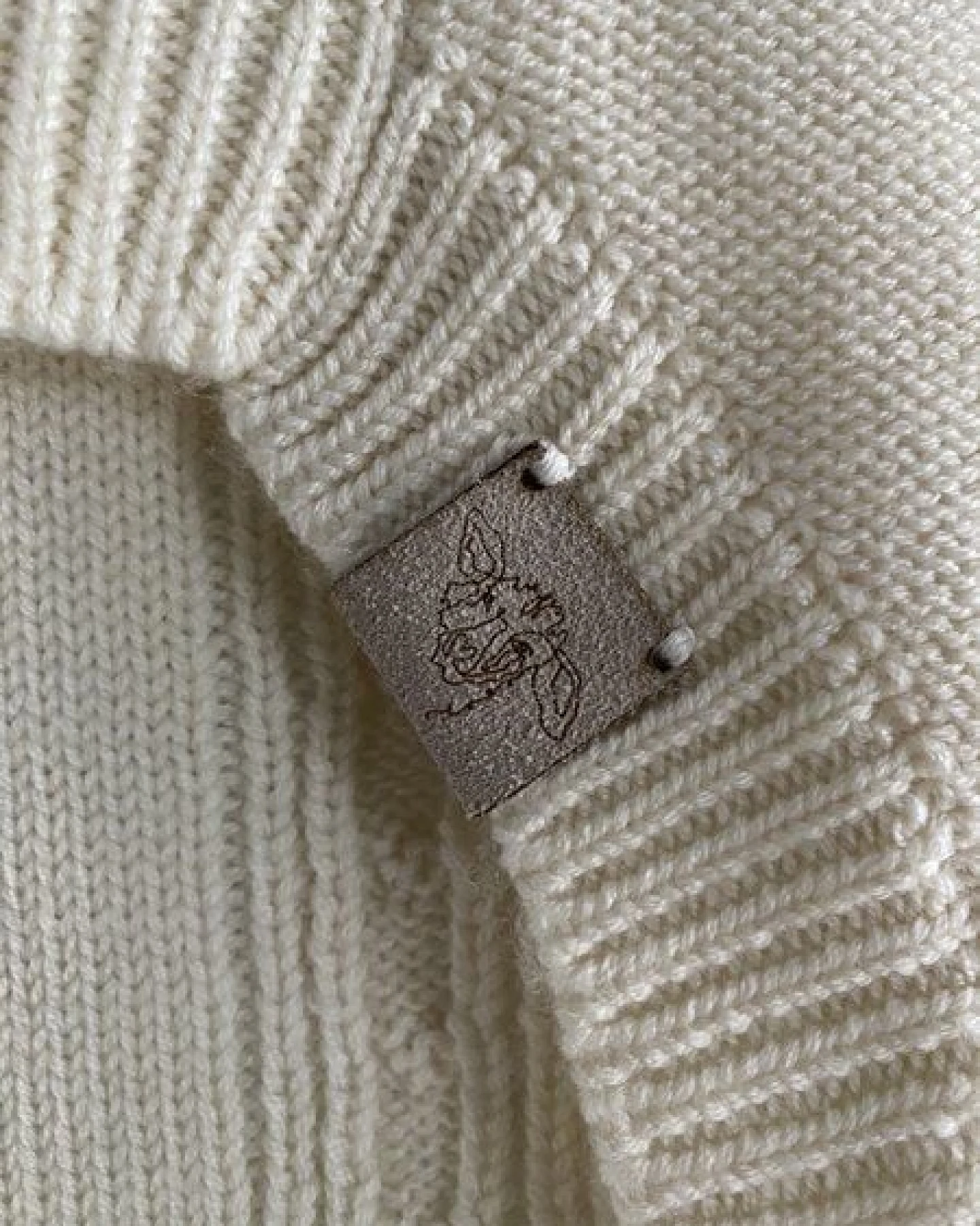 Wooliie Natural Rift – Handgefertigter Hundepullover aus 100 % Merinowolle mit Zopfmuster in Naturfarbe – Ansicht 4