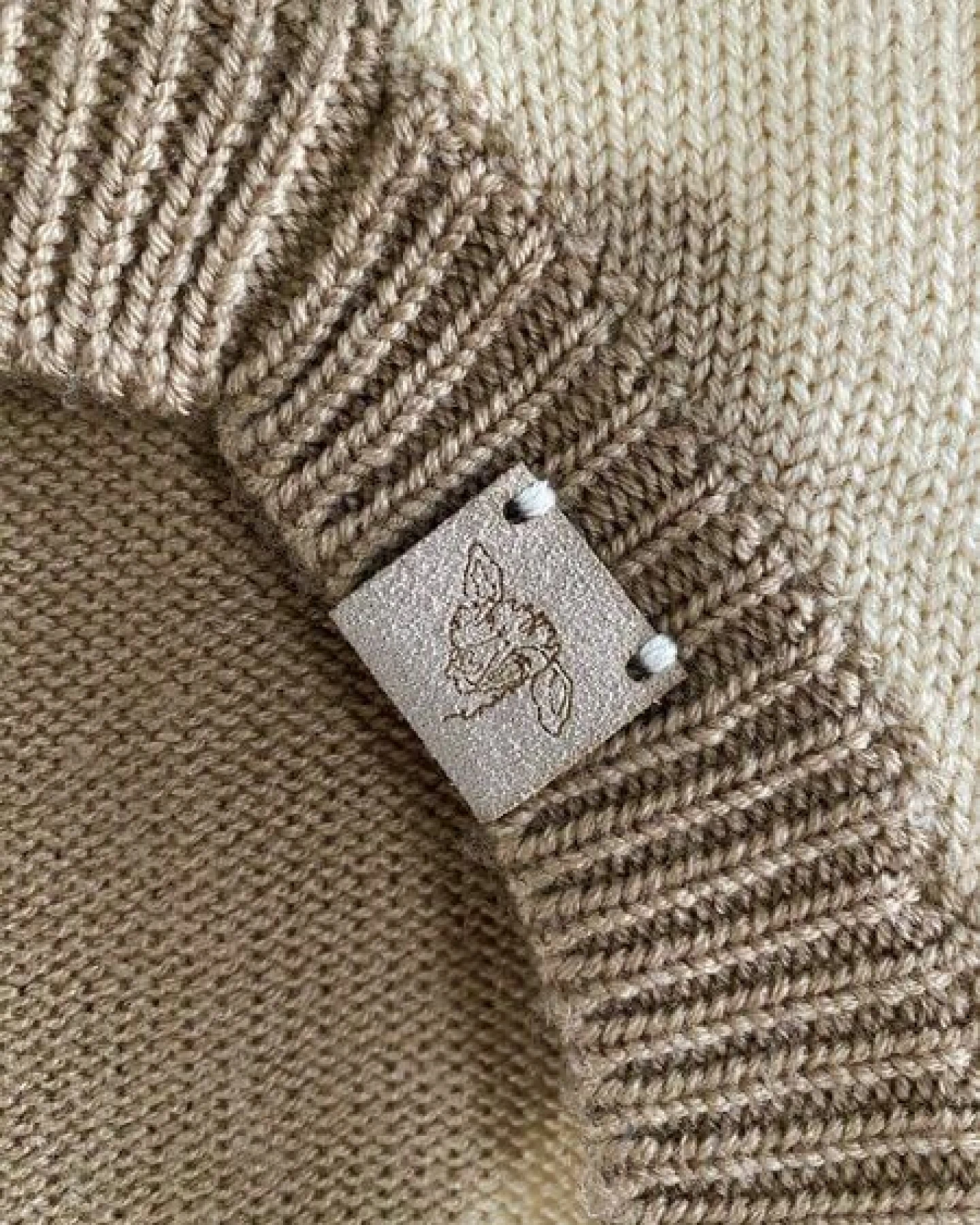 Wooliie Sand Vibe – Handgefertigter Hundepullover aus 100 % Merinowolle, glatt gestrickt & pflanzlich gefärbt – Ansicht 4