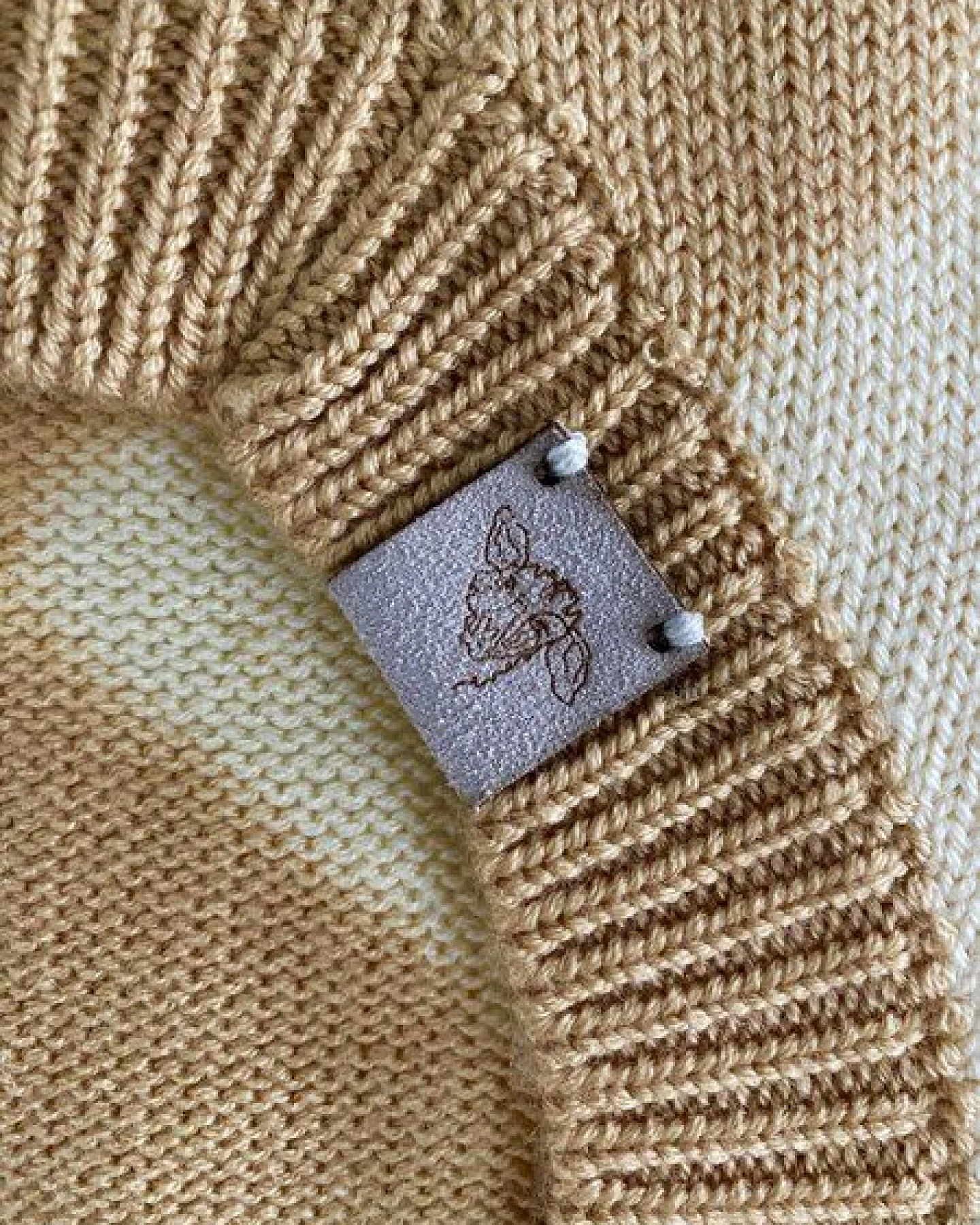 Wooliie Gold Vibe – Handgefertigter Hundepullover aus 100 % Merinowolle, glatt gestrickt & pflanzlich gefärbt – Ansicht 4