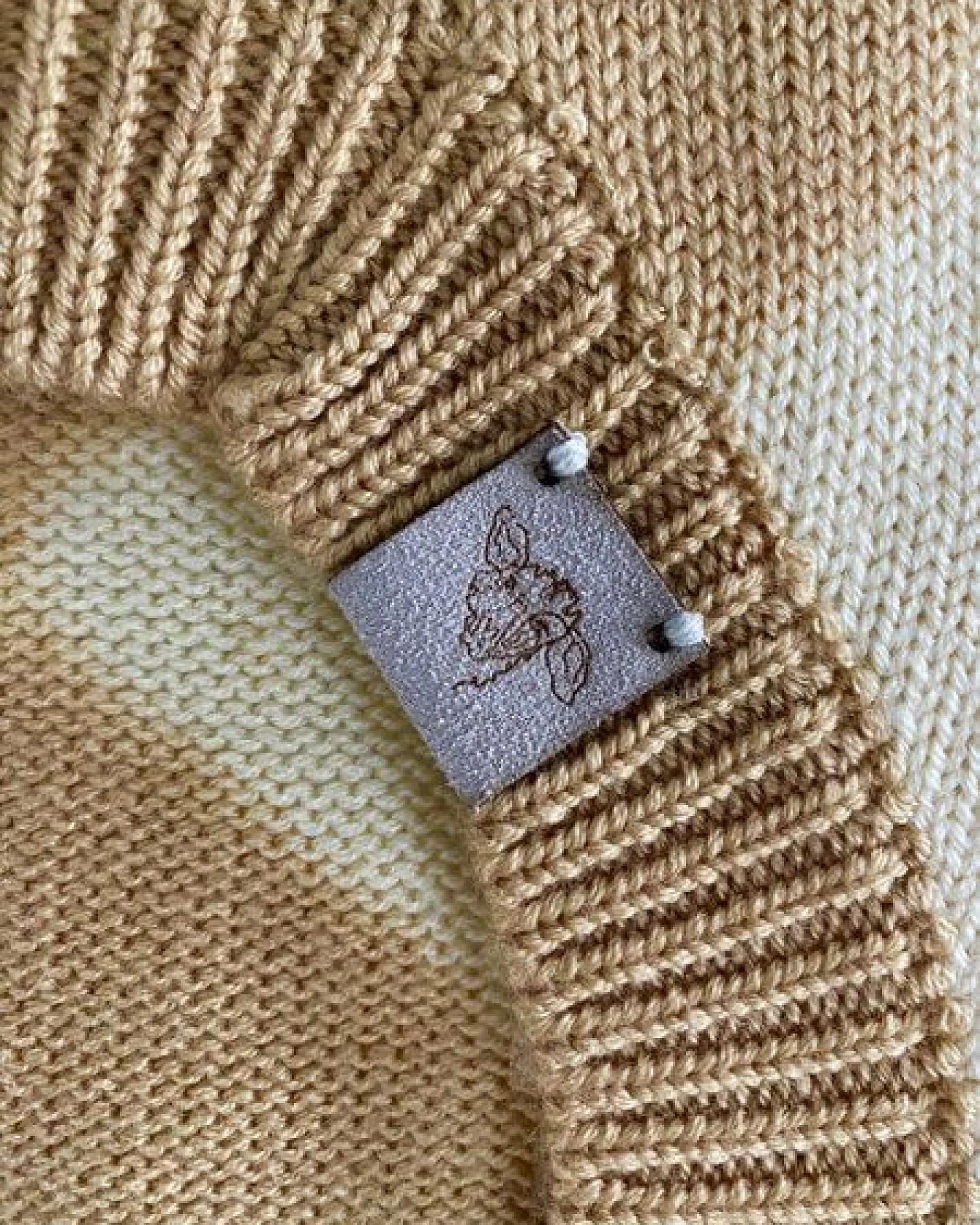 Wooliie Gold Vibe – Handgefertigter Hundepullover aus 100 % Merinowolle, glatt gestrickt & pflanzlich gefärbt – Ansicht 4