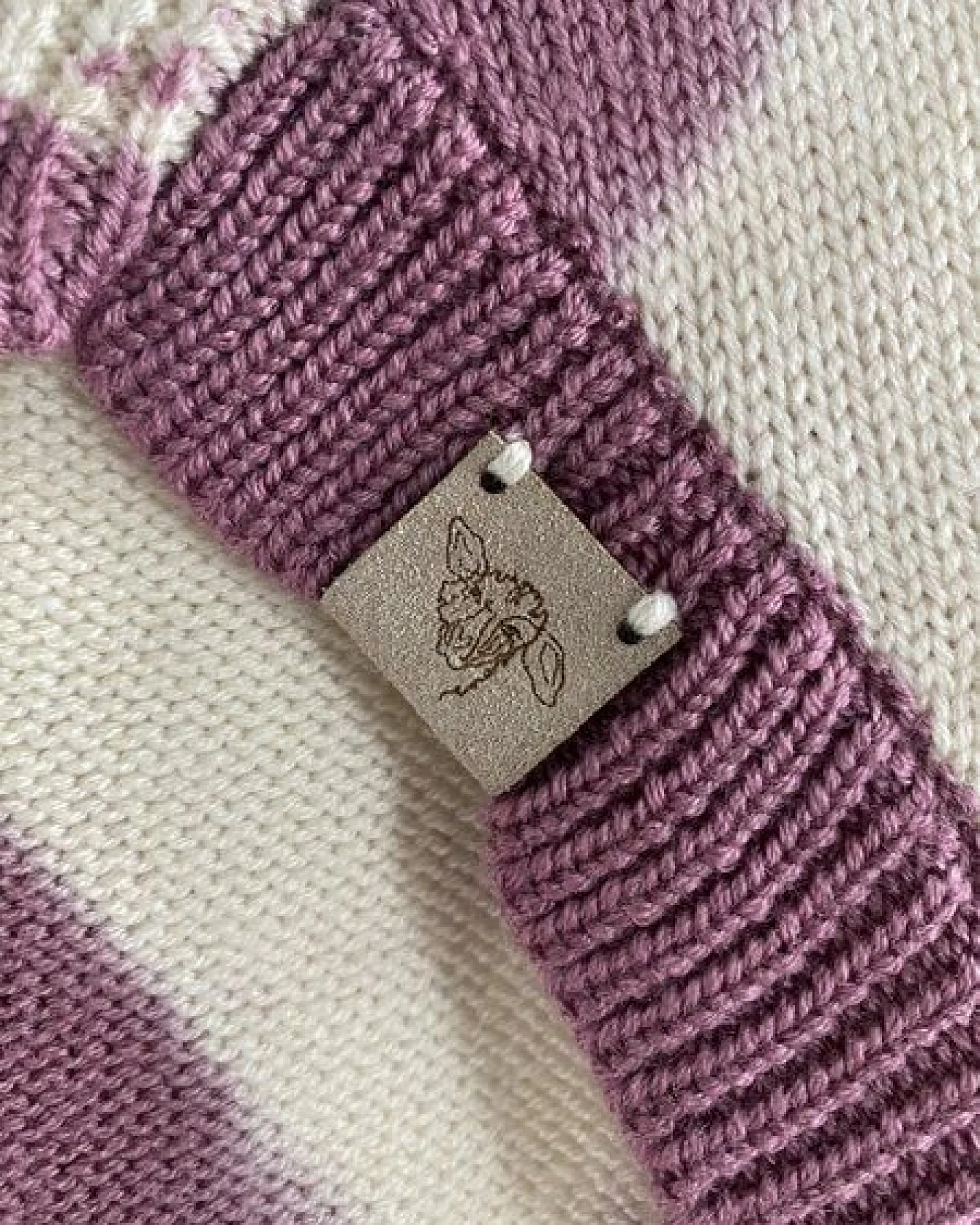 Wooliie Rose Vibe – Handgefertigter Hundepullover aus 100 % Merinowolle, glatt gestrickt & pflanzlich gefärbt – Ansicht 4