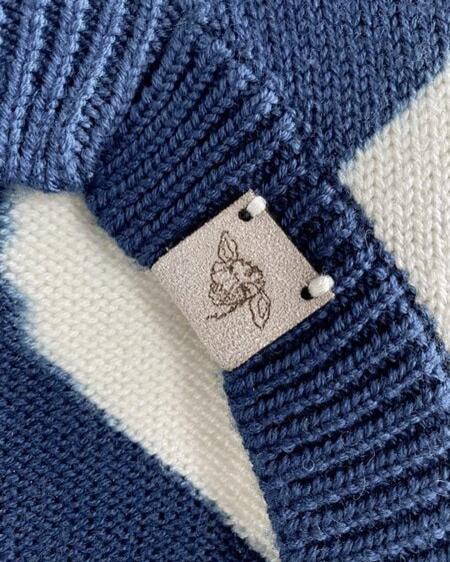 Wooliie Indigo Vibe – Handgefertigter Hundepullover aus 100 % Merinowolle, glatt gestrickt & pflanzlich gefärbt – Ansicht 4