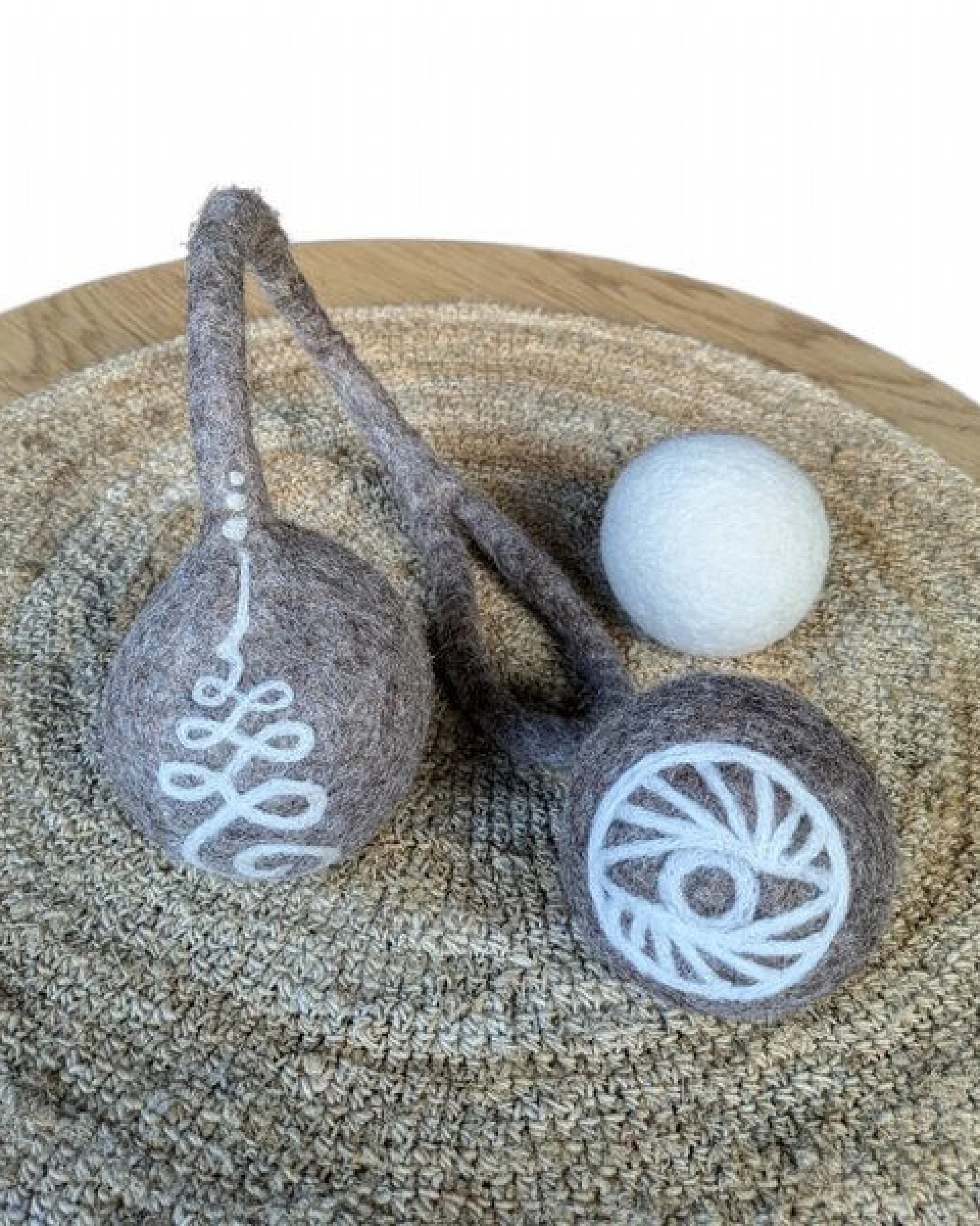 Wooliie Hunde-Spielset aus 100 % naturbelassener Schurwolle – handgefertigt & schadstofffrei (3er-Bundle) - Rope Ball & Rattle Ball – Ansicht 2