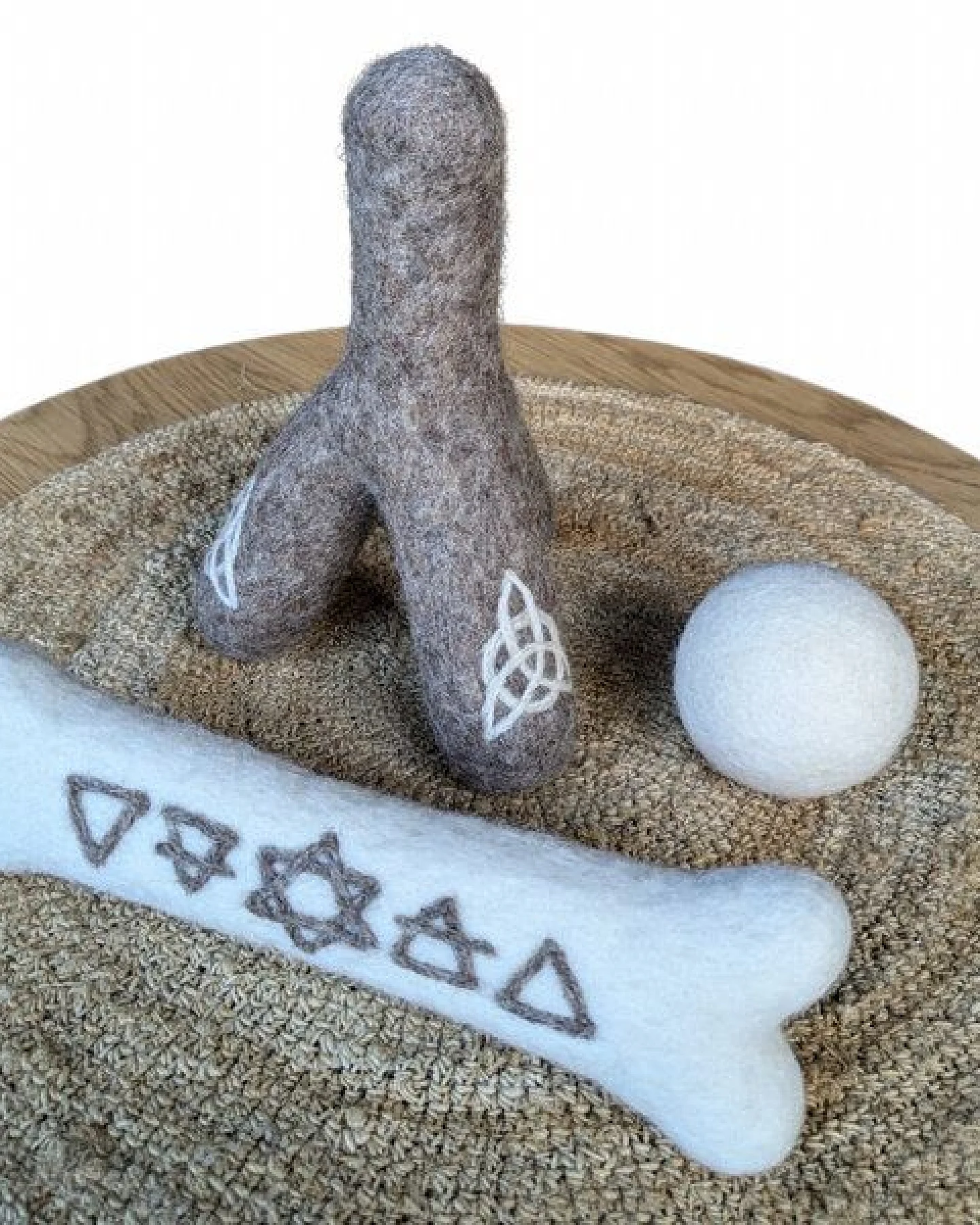 Wooliie Hunde-Spielset aus 100 % naturbelassener Schurwolle – handgefertigt & schadstofffrei (3er-Bundle) - Bone & Stick – Ansicht 2