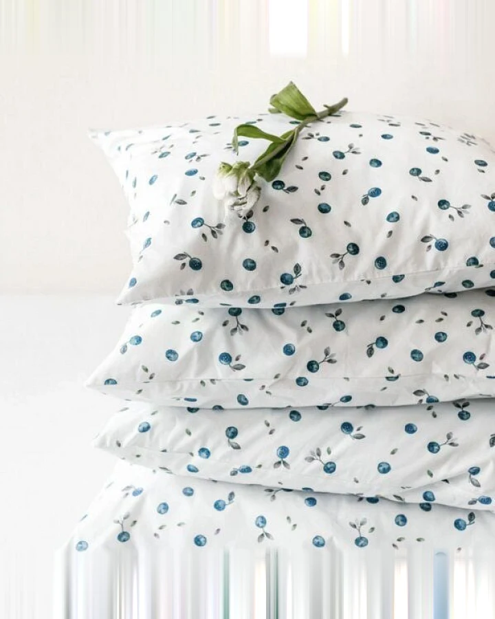 Lesen - Design-Bettwäsche Nachhaltiges Bettwäsche-Set aus 100% Popeline - Wildheidelbeeren