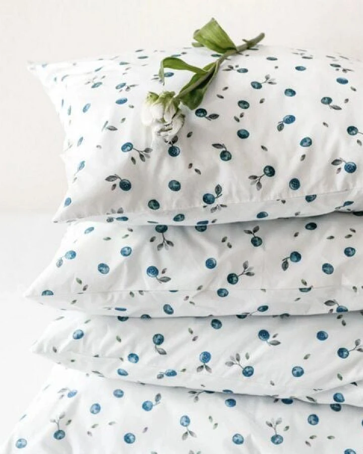 Lesen - Design-Bettwäsche Nachhaltiges Bettwäsche-Set aus 100% Popeline - Wildheidelbeeren