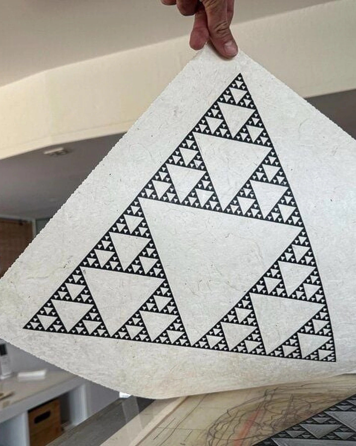 Veskor Cassiopeia SIERPINSKI DREIECK Heilige Geometrie Linoldruck – Ansicht 4