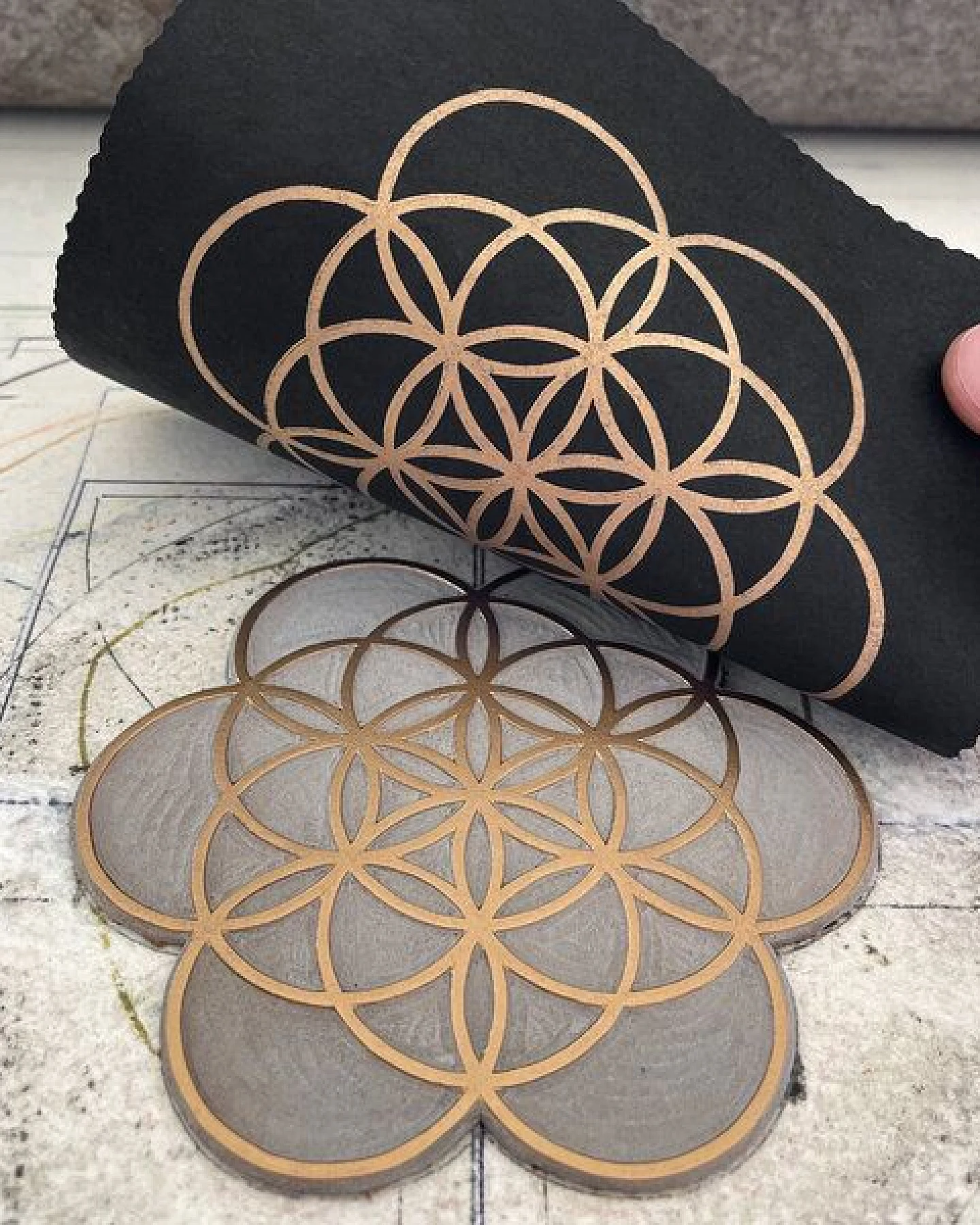 Veskor Cassiopeia FLOWER OF LIFE Heilige Geometrie Linoldruck – Ansicht 2