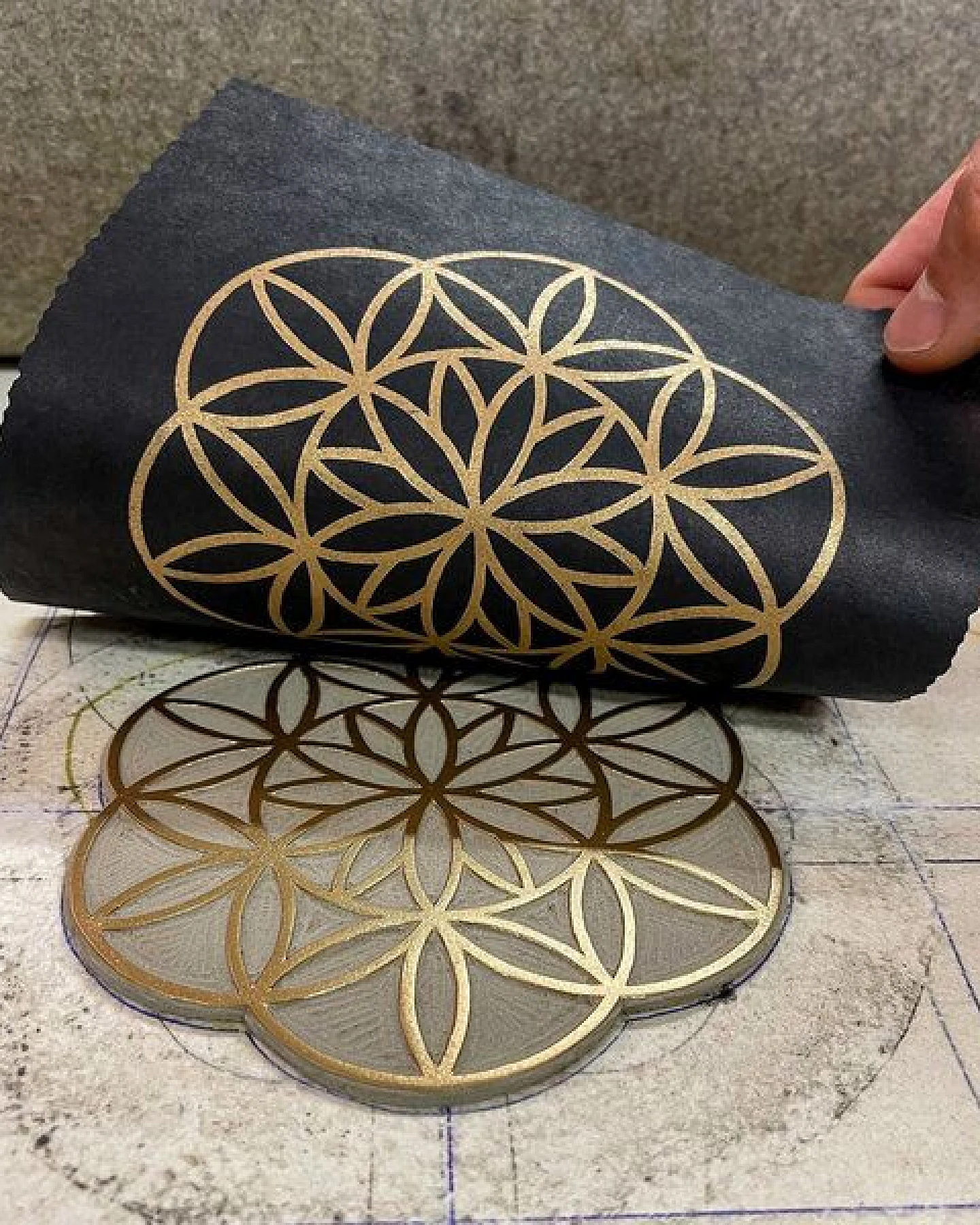 Veskor Cassiopeia FLOWER PETALS OF LIFE Heilige Geometrie Linoldruck – Ansicht 2