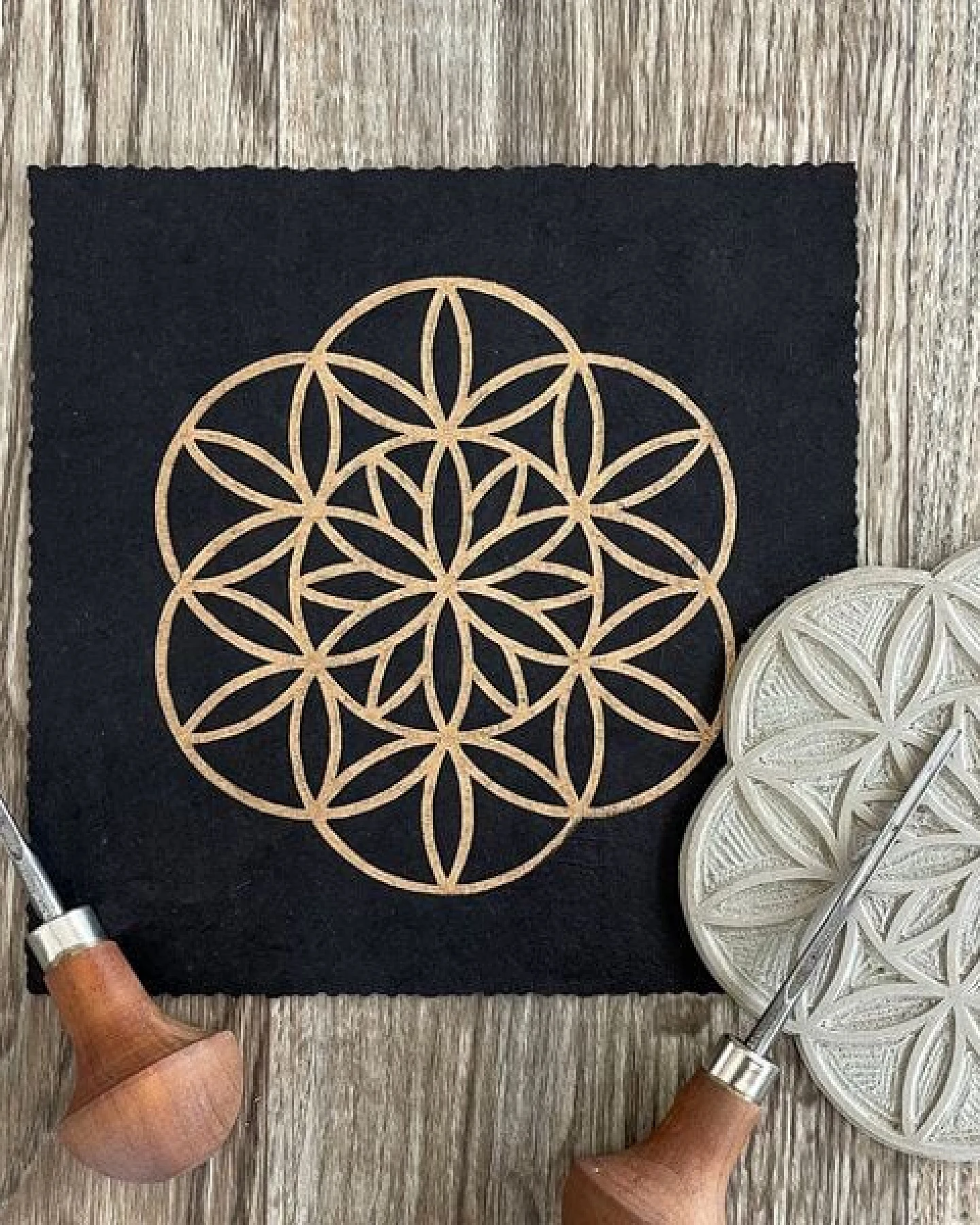 Veskor Cassiopeia FLOWER PETALS OF LIFE Heilige Geometrie Linoldruck – Ansicht 4