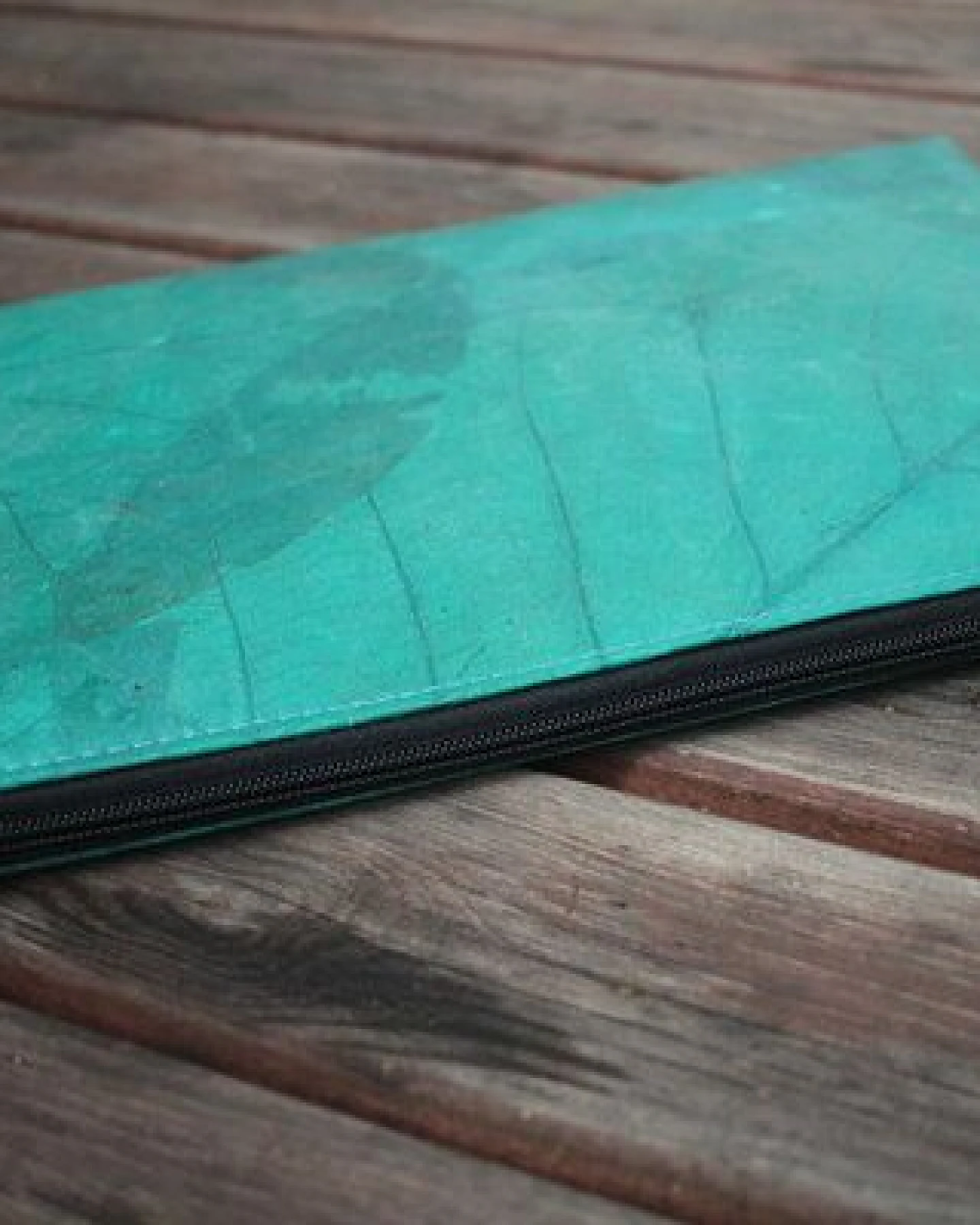 BY COPALA Gefütterte nachhaltige Laptop Hülle 13–14 Zoll aus Blattleder – Handgenähte vegane Laptoptasche, wasserabweisendes Laptop Case, Unikat für MacBook Air & Pro in türkis – Ansicht 3
