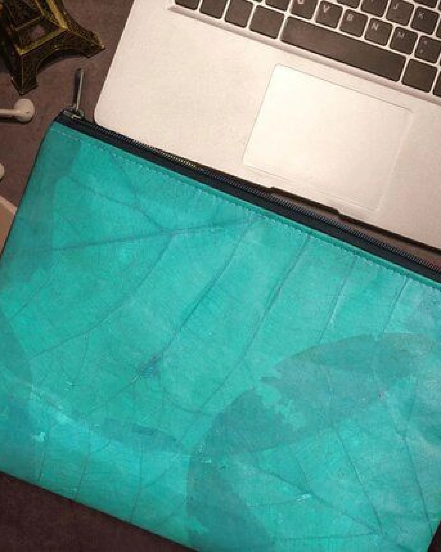 BY COPALA Gefütterte nachhaltige Laptop Hülle 13–14 Zoll aus Blattleder – Handgenähte vegane Laptoptasche, wasserabweisendes Laptop Case, Unikat für MacBook Air & Pro in türkis – Ansicht 4