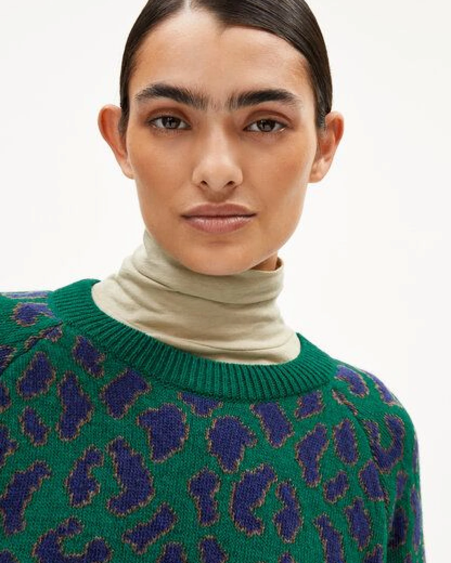 ARMEDANGELS DILIRIAA LEOPAA Damen Pullover aus recyclem Bio-Woll Mix – Ansicht 3