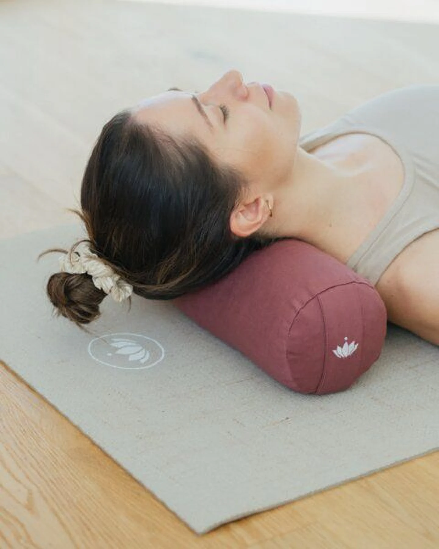 Lotuscrafts Yoga Mini-Rolle (Nackenrolle) Ø12cm – Ansicht 2