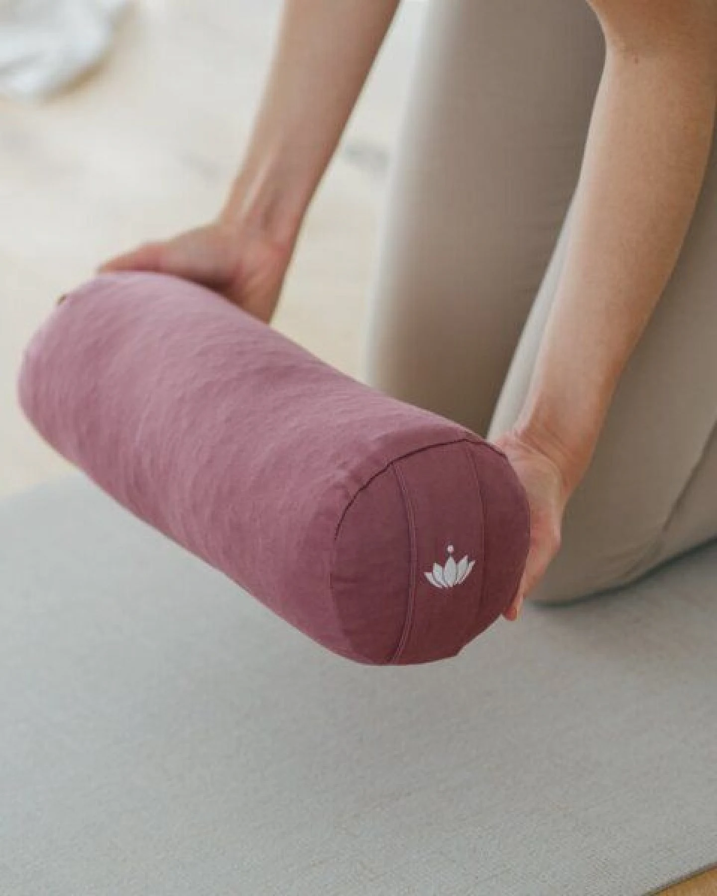 Lotuscrafts Yoga Mini-Rolle (Nackenrolle) Ø12cm – Ansicht 3