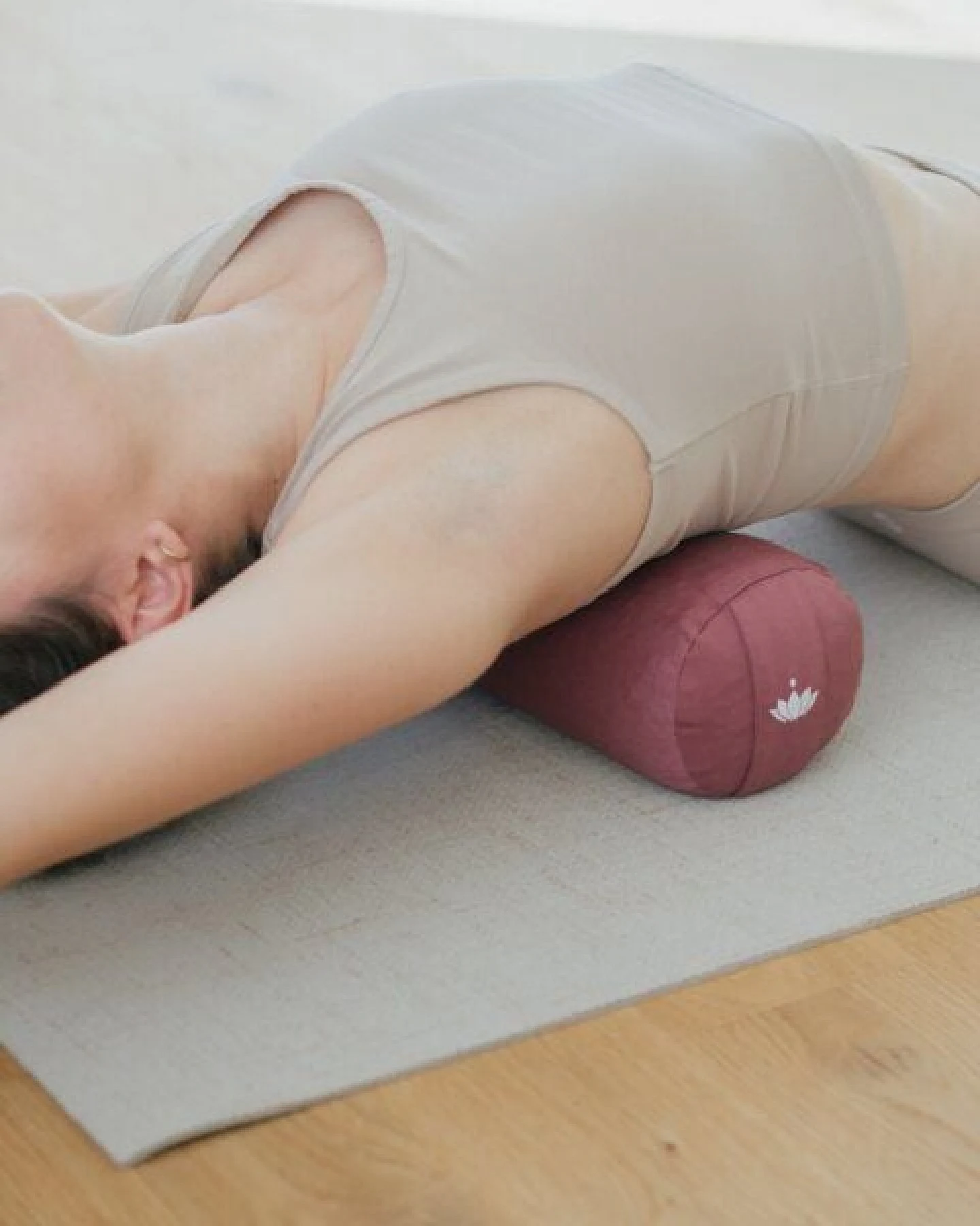 Lotuscrafts Yoga Mini-Rolle (Nackenrolle) Ø12cm – Ansicht 4
