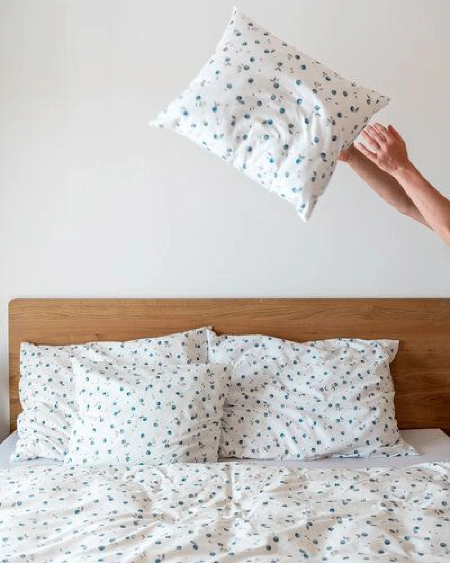 Lesen - Design-Bettwäsche Nachhaltiges Doppelbettwäsche-Set aus 100% Pima Baumwollsatin - Wildheidelbeeren – Ansicht 2
