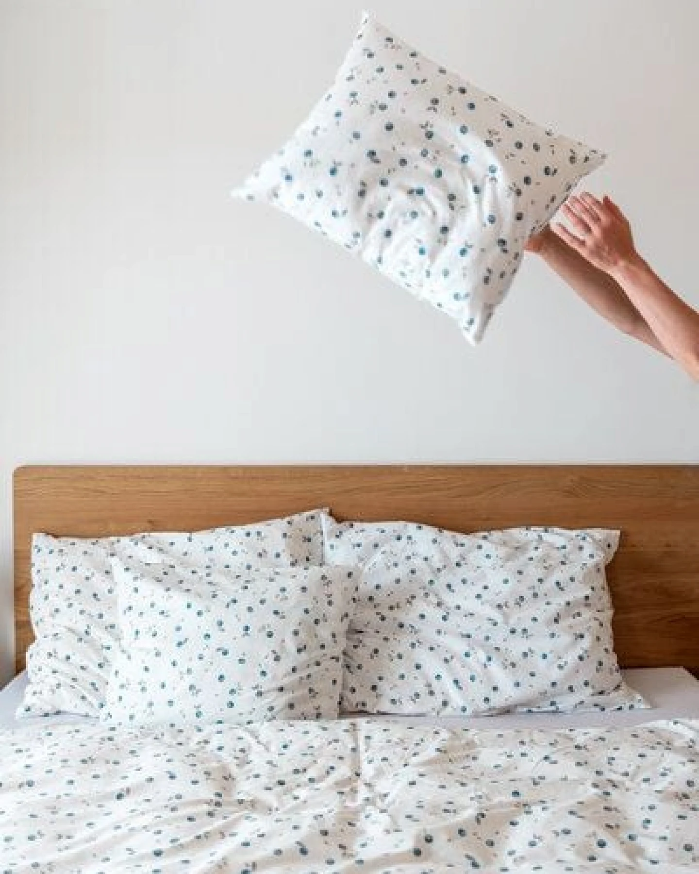 Lesen - Design-Bettwäsche Nachhaltiges Doppelbettwäsche-Set aus 100% Pima Baumwollsatin - Wildheidelbeeren – Ansicht 2