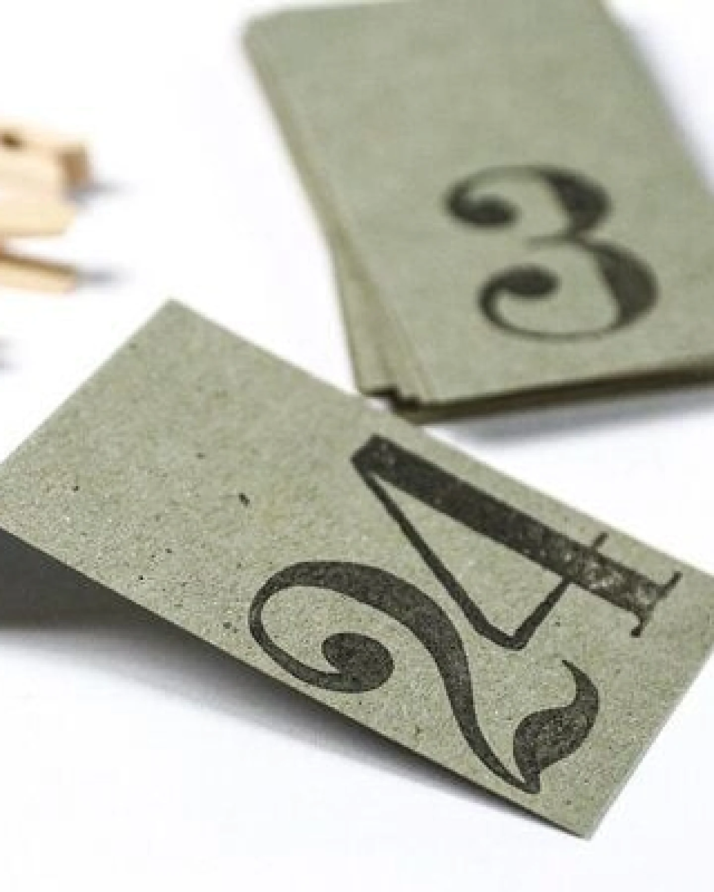 STUDIO KARAMELO Adventskalenderzahlen Anhänger aus Kraftpapier – Ansicht 3