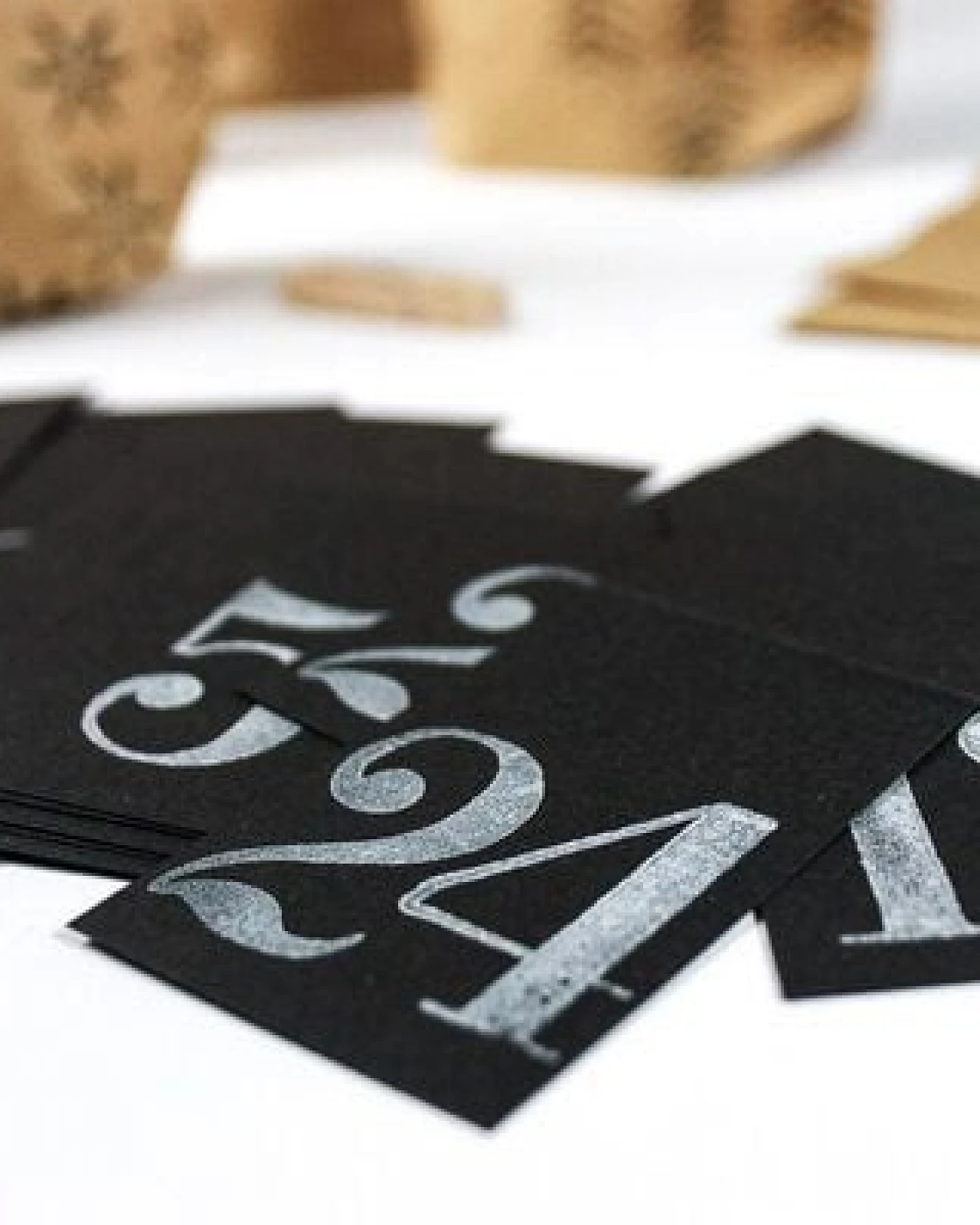 STUDIO KARAMELO Adventskalenderzahlen Anhänger aus Kraftpapier – Ansicht 4