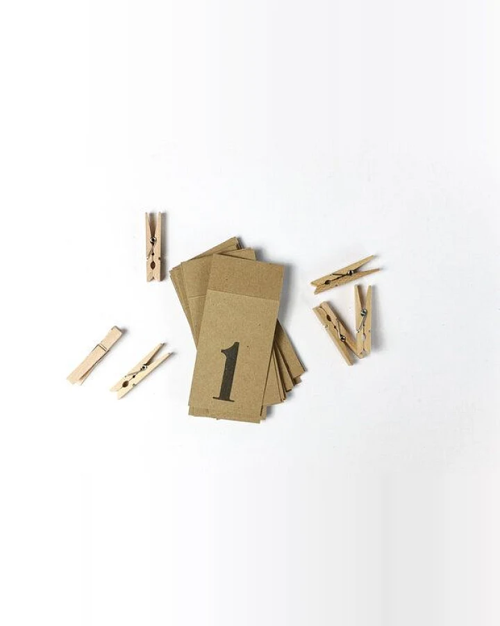 STUDIO KARAMELO Adventskalenderzahlen Anhänger aus Kraftpapier