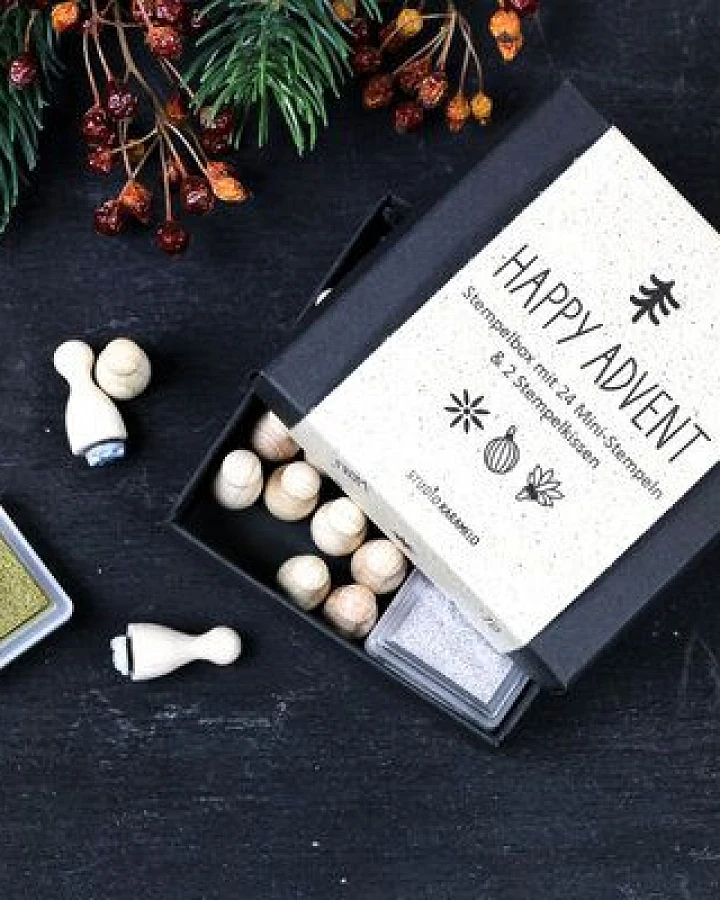 STUDIO KARAMELO HAPPY ADVENT – Adventskalender Stempelset mit 24 Ministempeln & Stempelkissen Gold & Silber